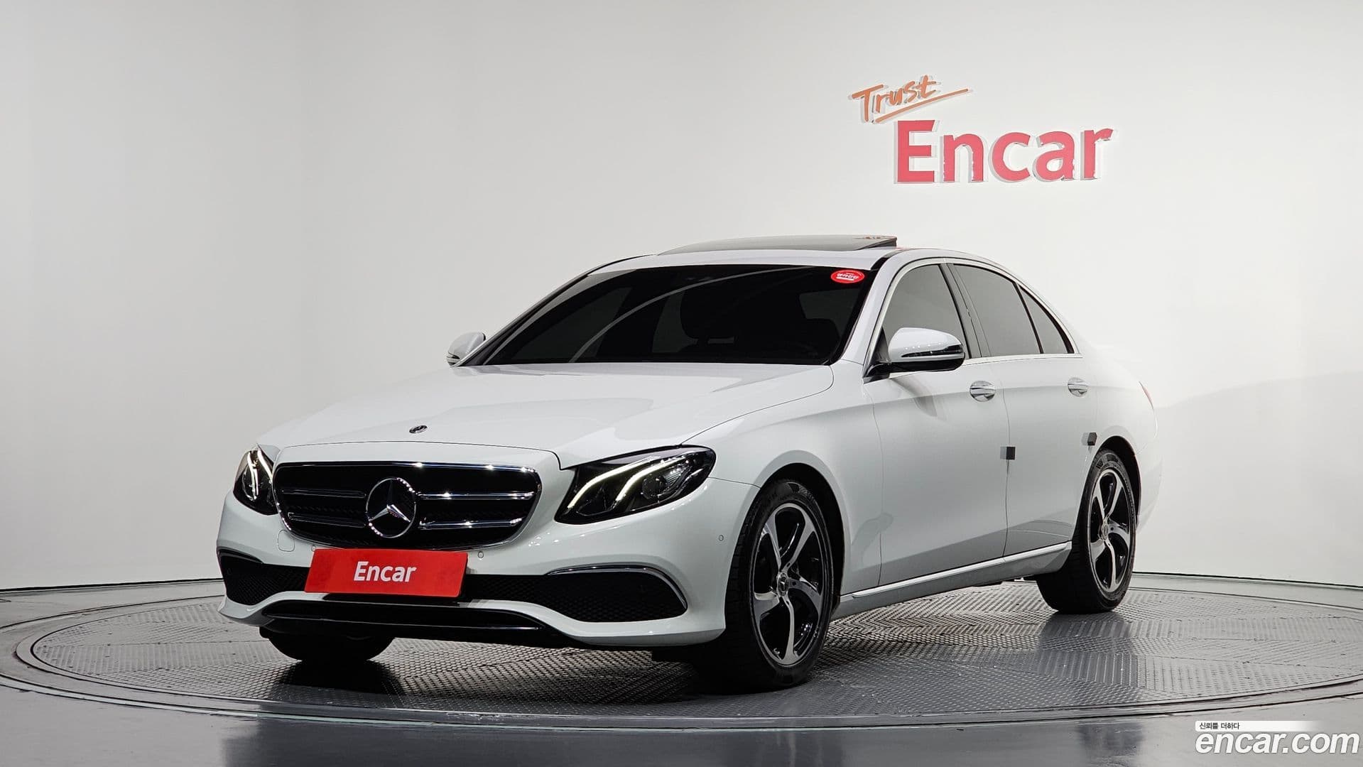 Main__Slider__Photo:E-Class Mercedes-Benz 2019.11-0