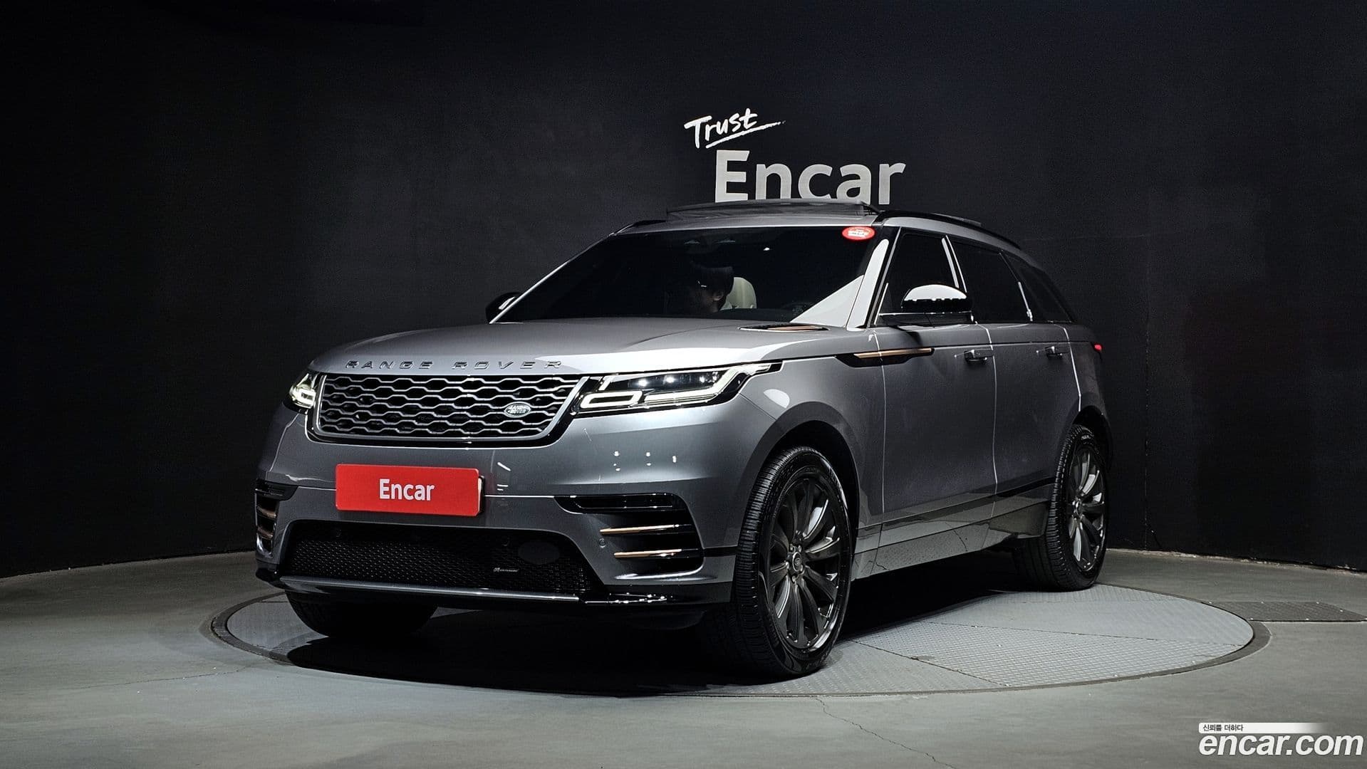 Main__Slider__Photo:Range Rover Velar Land Rover 2022.6-0