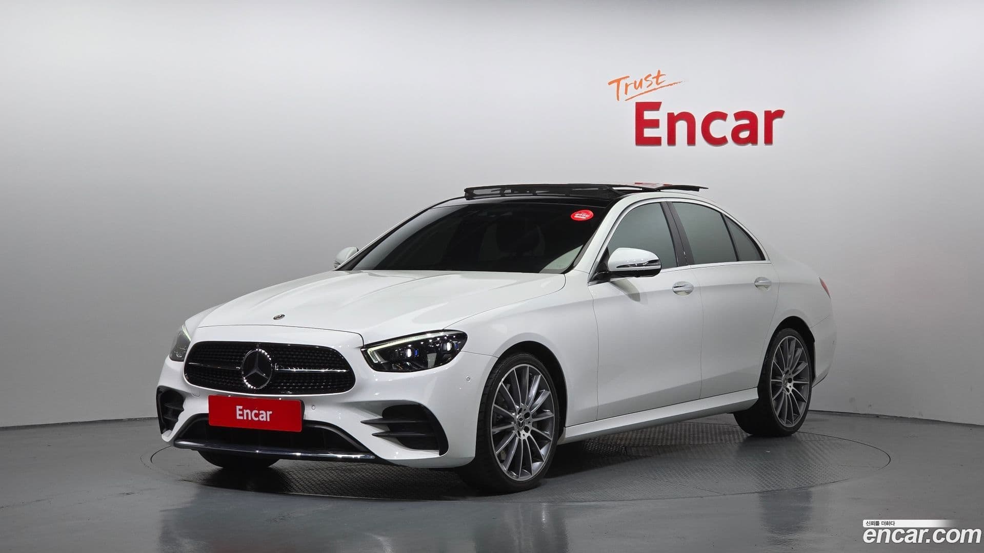 Main__Slider__Photo:E-Class Mercedes-Benz 2020.9-0