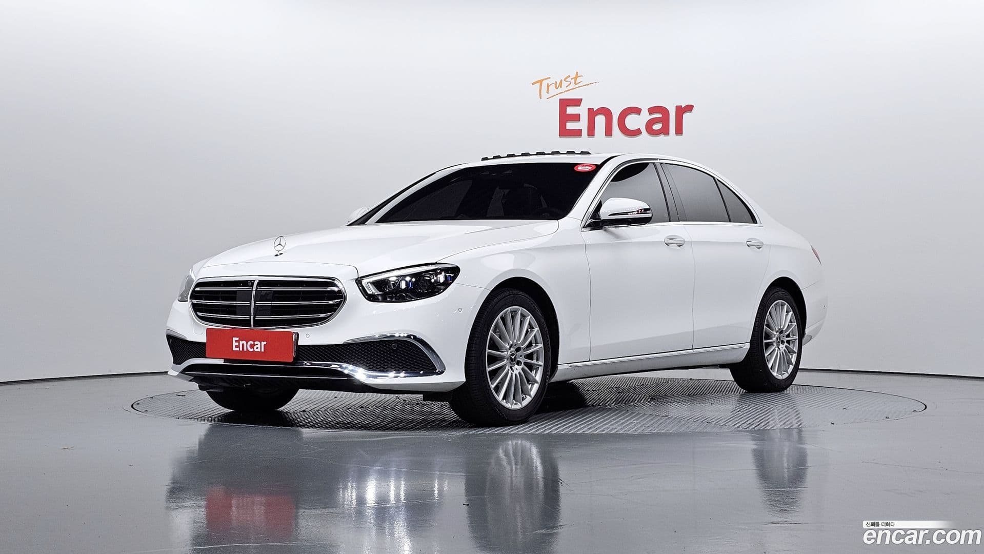 Main__Slider__Photo:E-Class Mercedes-Benz 2022.0-0
