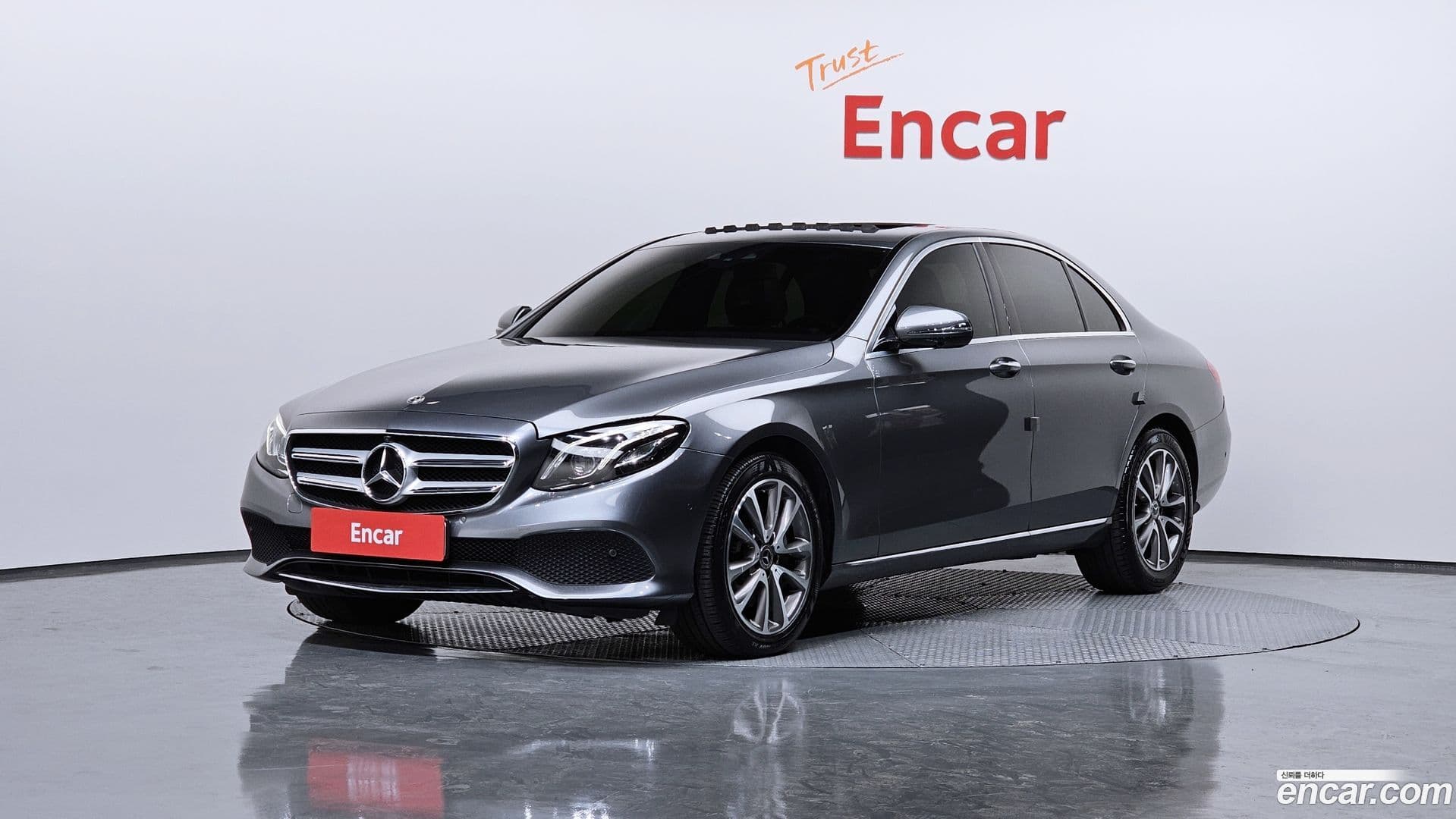 Main__Slider__Photo:E-Class Mercedes-Benz 2019.10-0