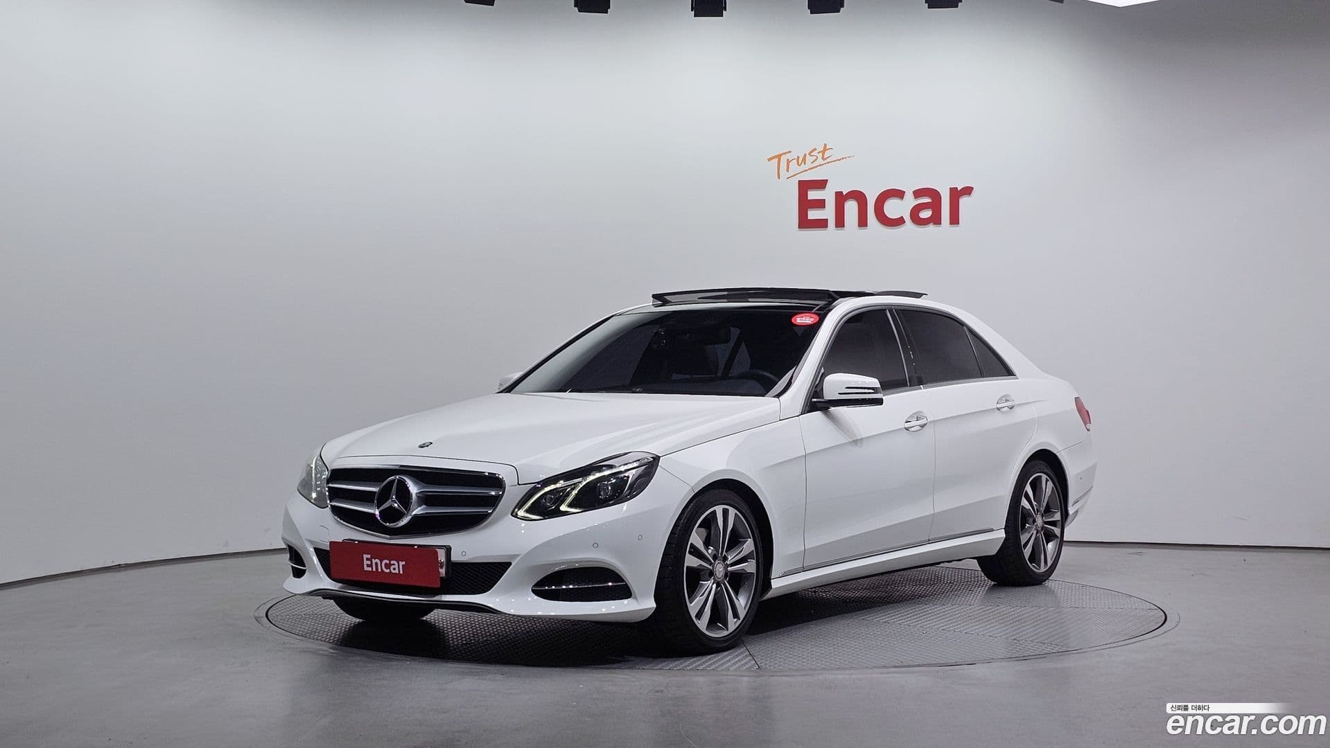 Main__Slider__Photo:E-Class Mercedes-Benz 2014.2-0