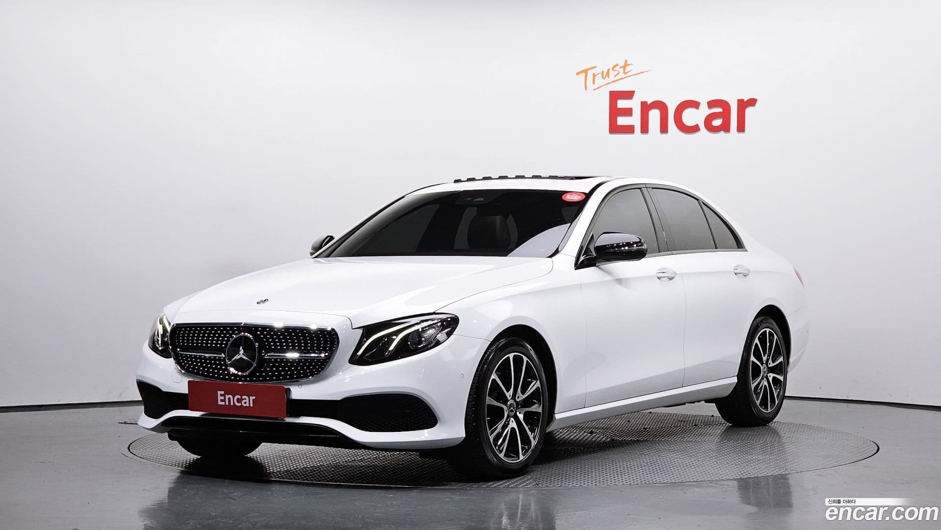 Main__Slider__Photo:E-Class Mercedes-Benz 2020.3-0