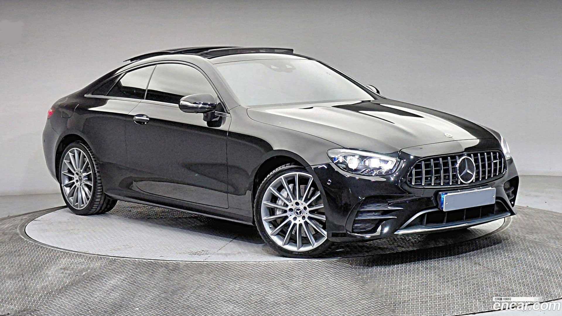 Main__Slider__Photo:E-Class Mercedes-Benz 2021.4-0