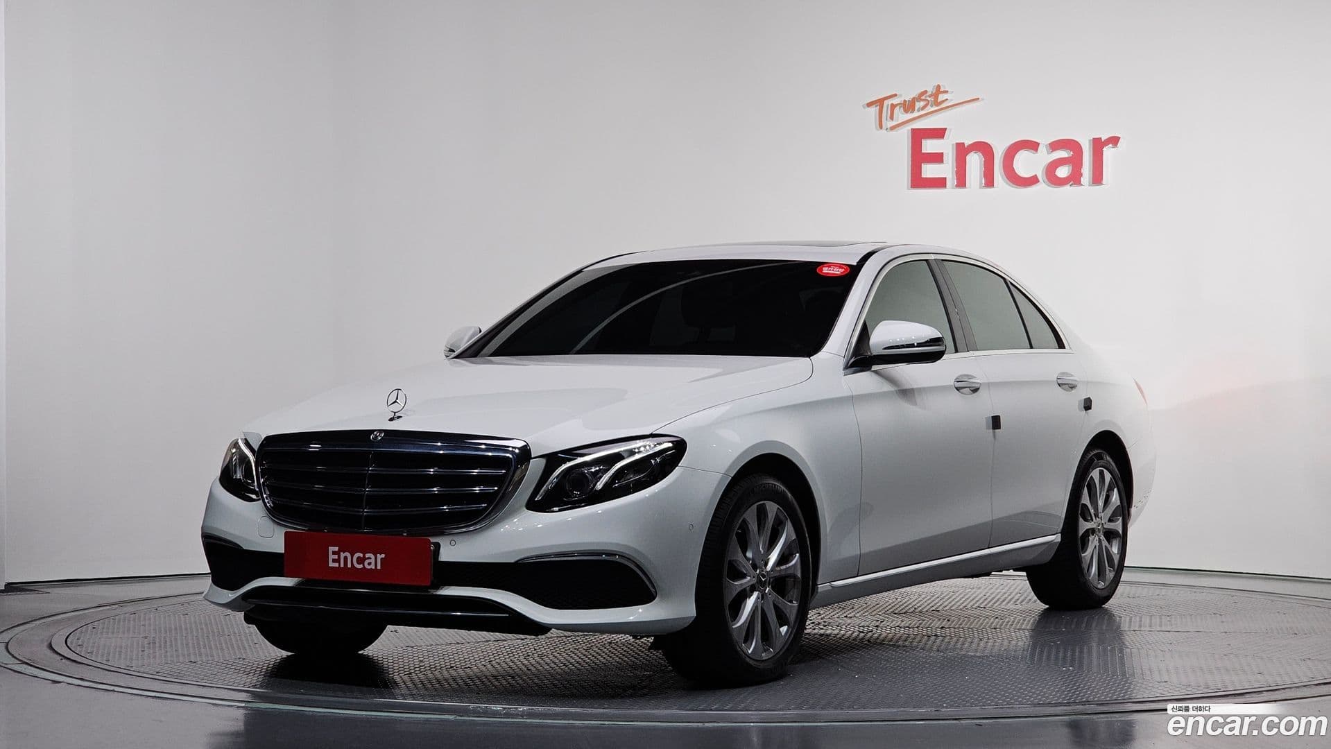 Main__Slider__Photo:E-Class Mercedes-Benz 2019.5-0