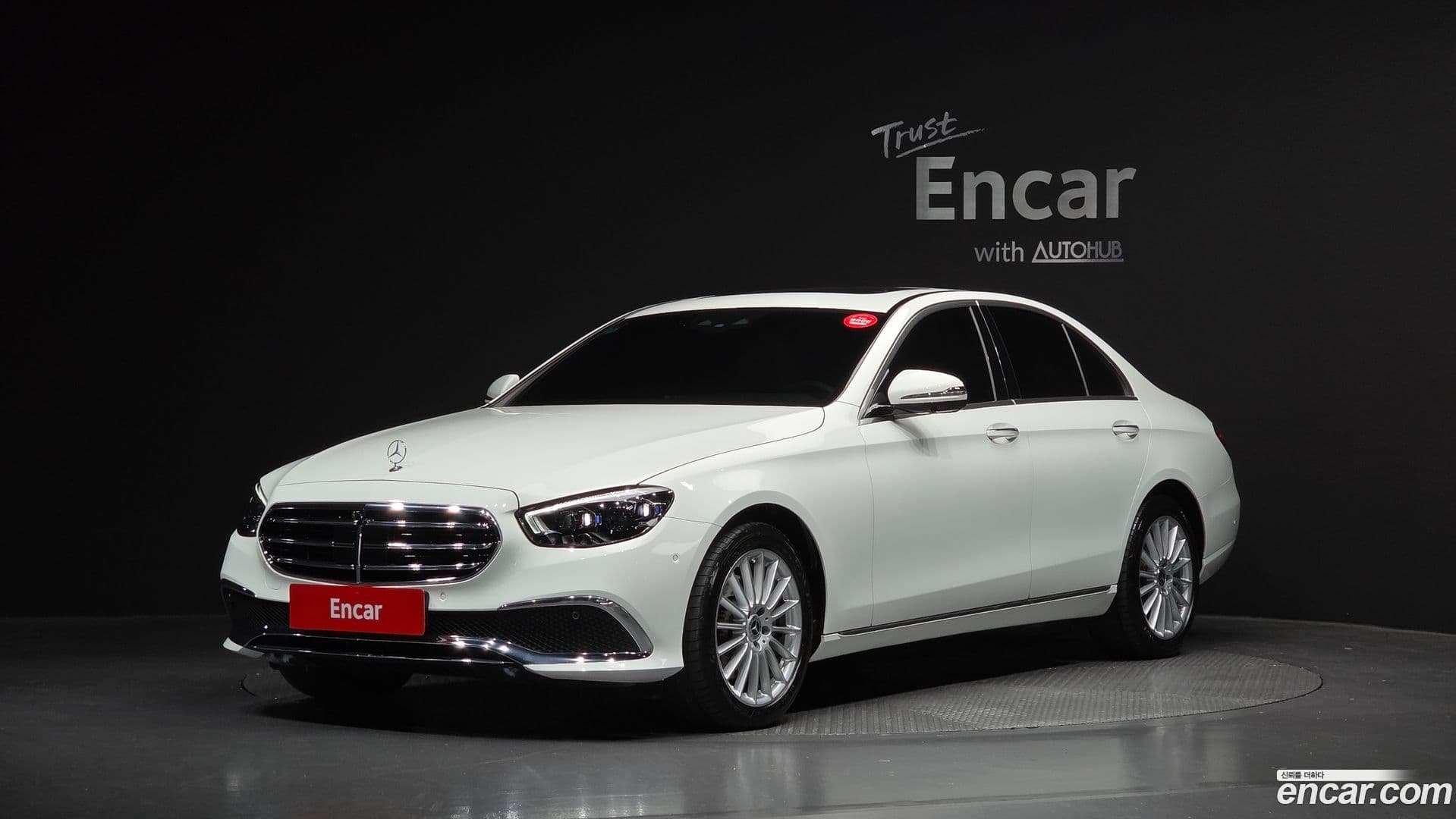Main__Slider__Photo:E-Class Mercedes-Benz 2022.5-0