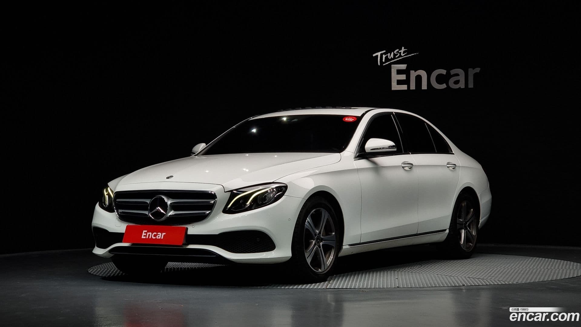 Main__Slider__Photo:E-Class Mercedes-Benz 2018.9-0