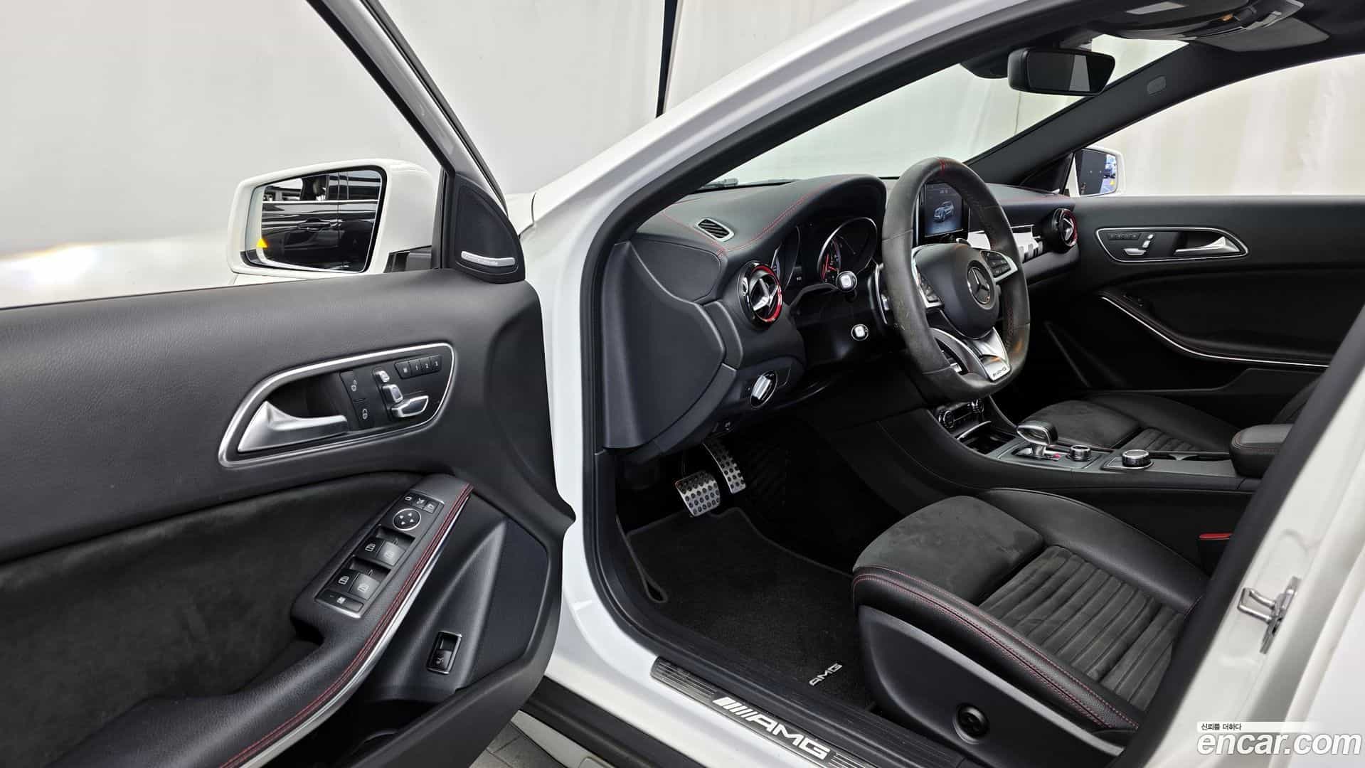 GLA-Class Mercedes-Benz 2019.2-INNER-010