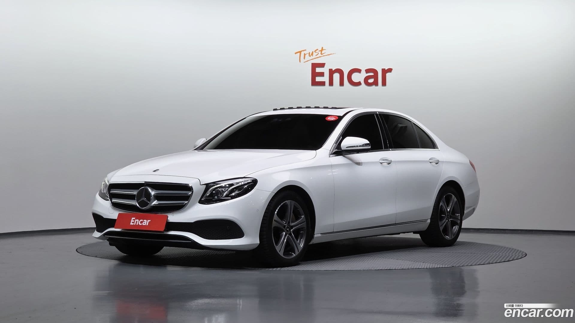 Main__Slider__Photo:E-Class Mercedes-Benz 2019.11-0