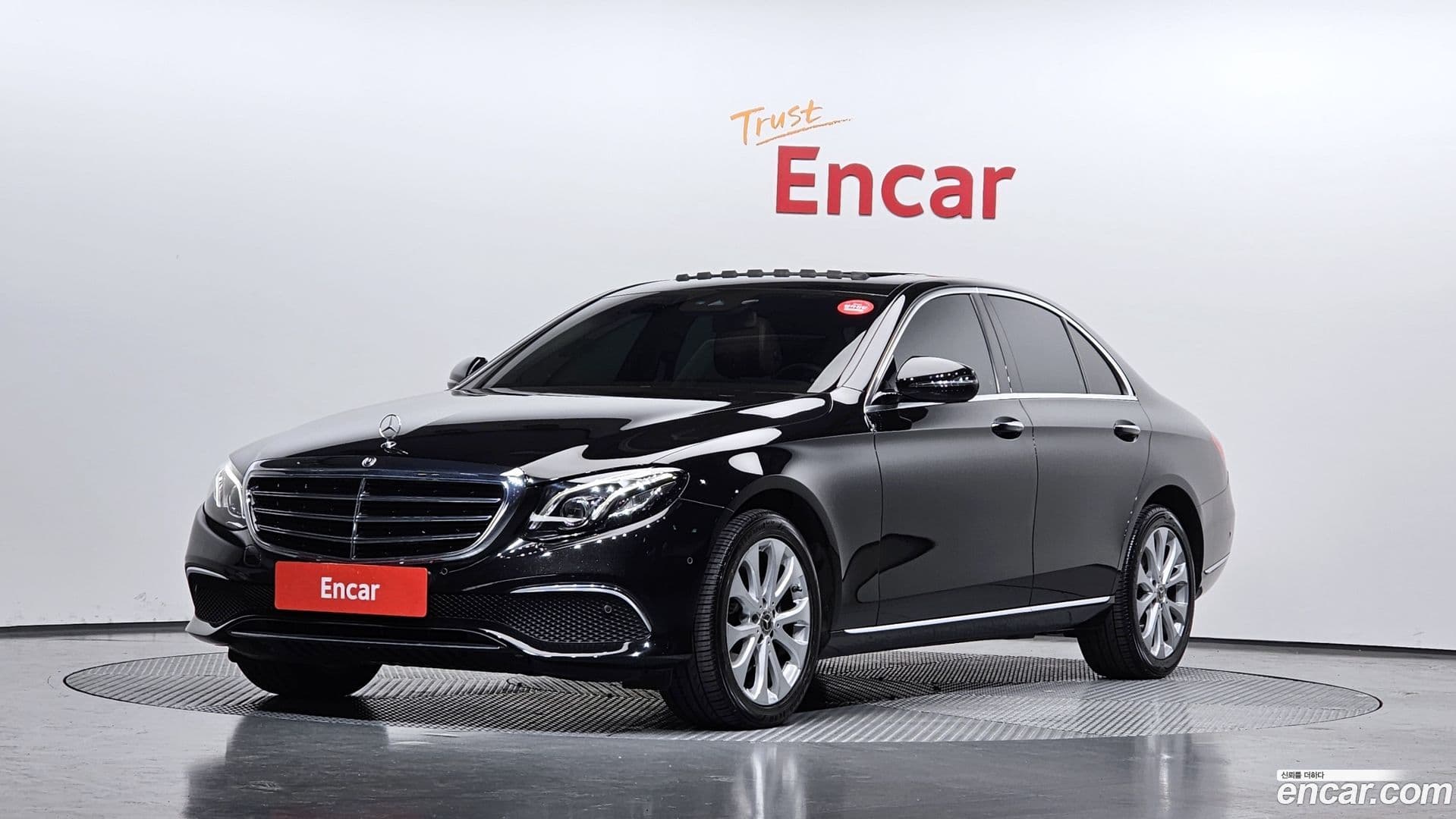 Main__Slider__Photo:E-Class Mercedes-Benz 2019.6-0