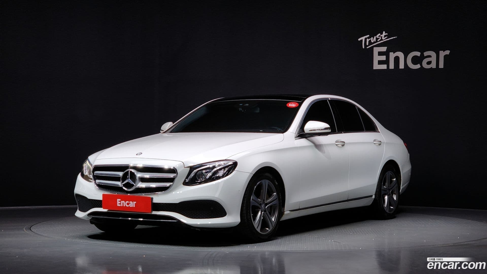 Main__Slider__Photo:E-Class Mercedes-Benz 2016.10-0