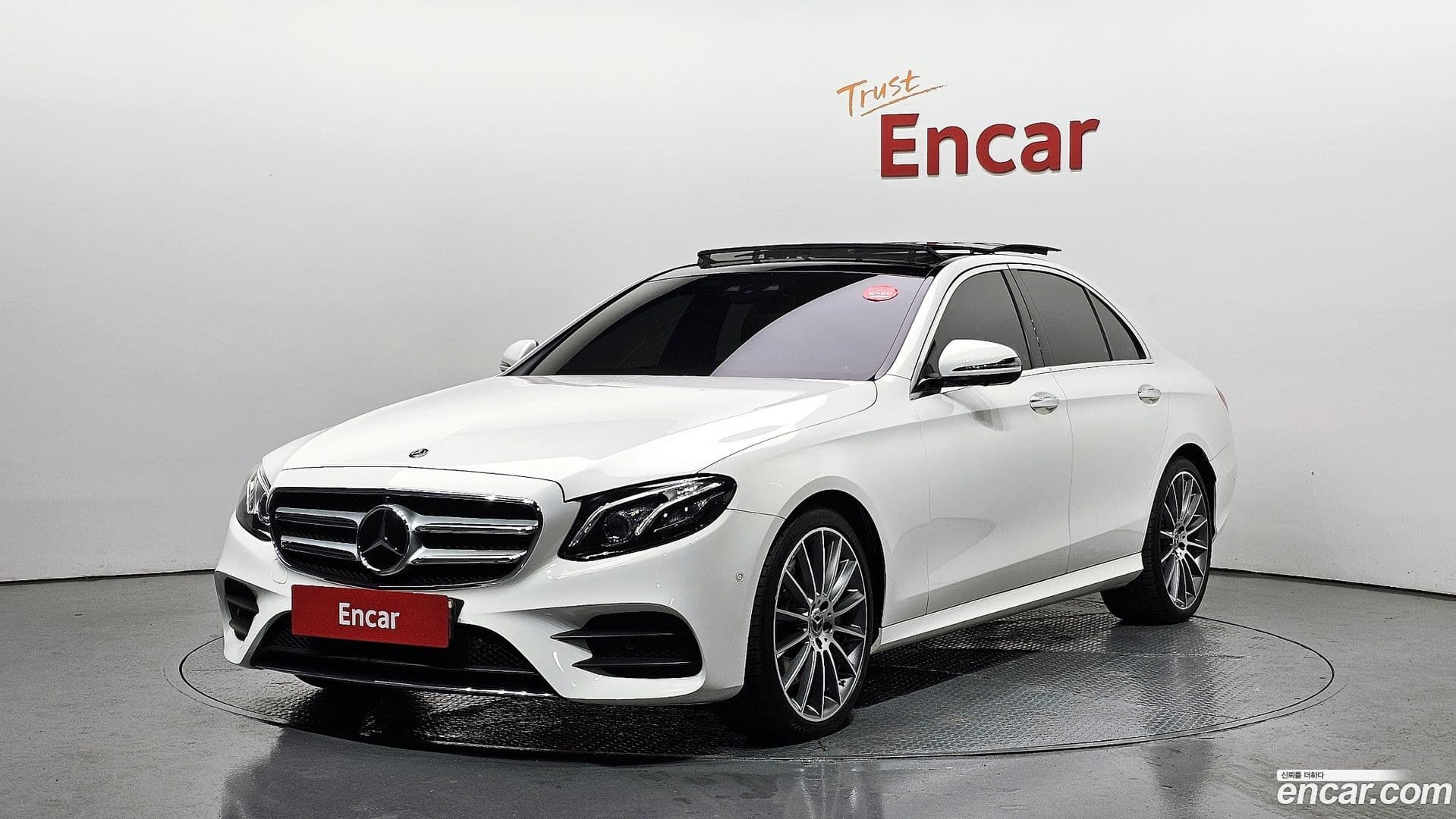 Main__Slider__Photo:E-Class Mercedes-Benz 2019.8-0