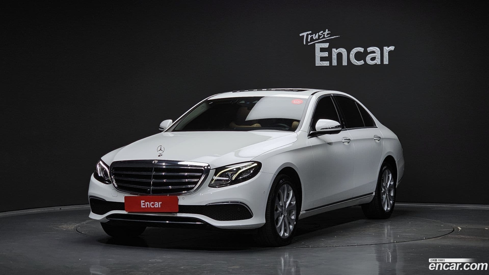 Main__Slider__Photo:E-Class Mercedes-Benz 2018.11-0
