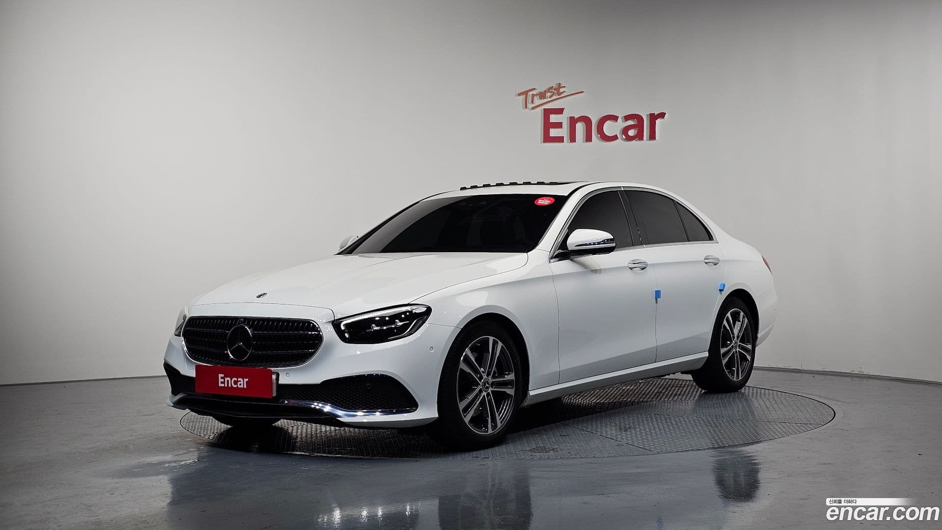 Main__Slider__Photo:E-Class Mercedes-Benz 2023.9-0