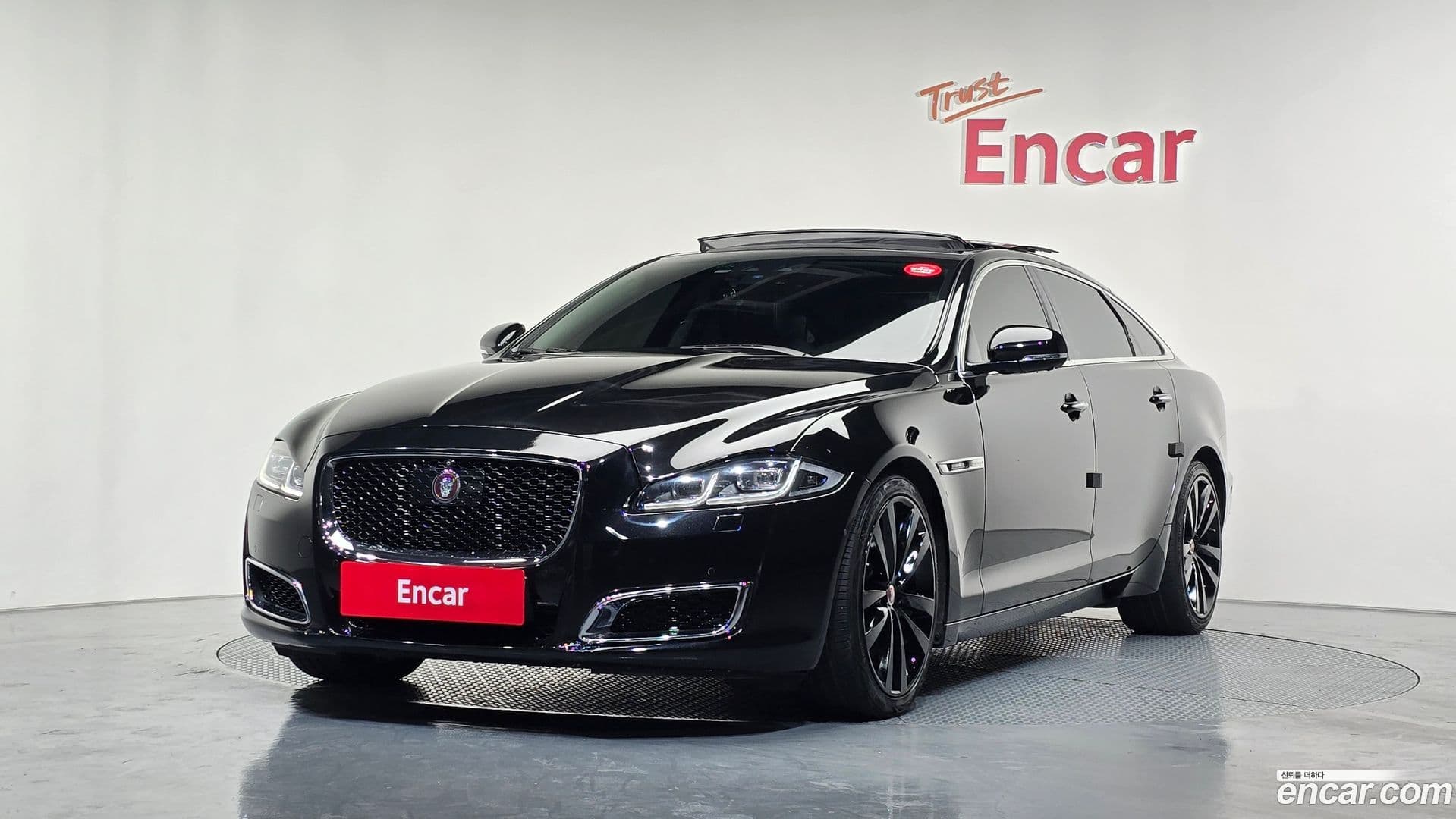 Main__Slider__Photo:XJ Jaguar 2019.9-0