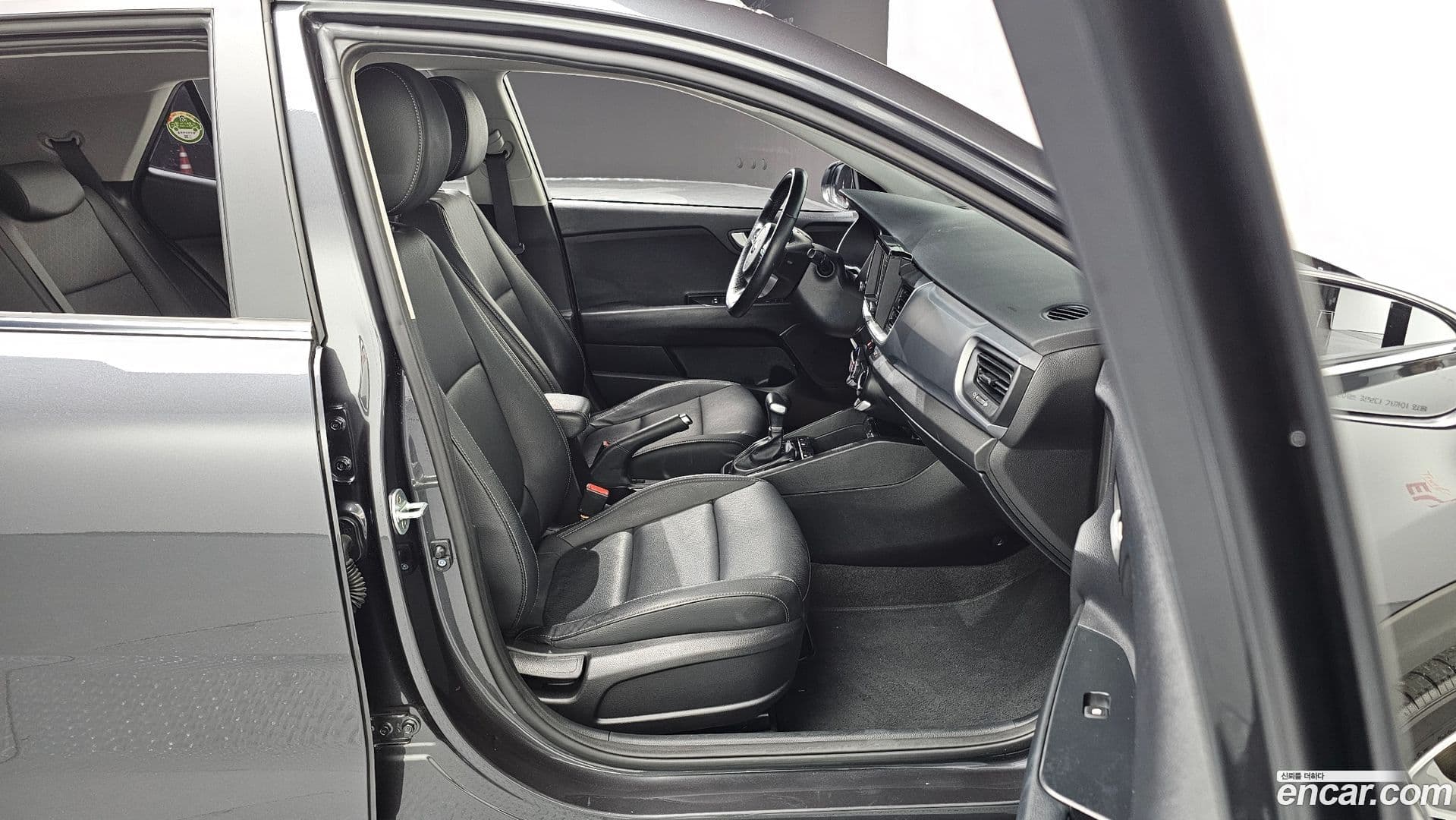 Main__Slider__Photo:Stonic Kia 2019.0-11
