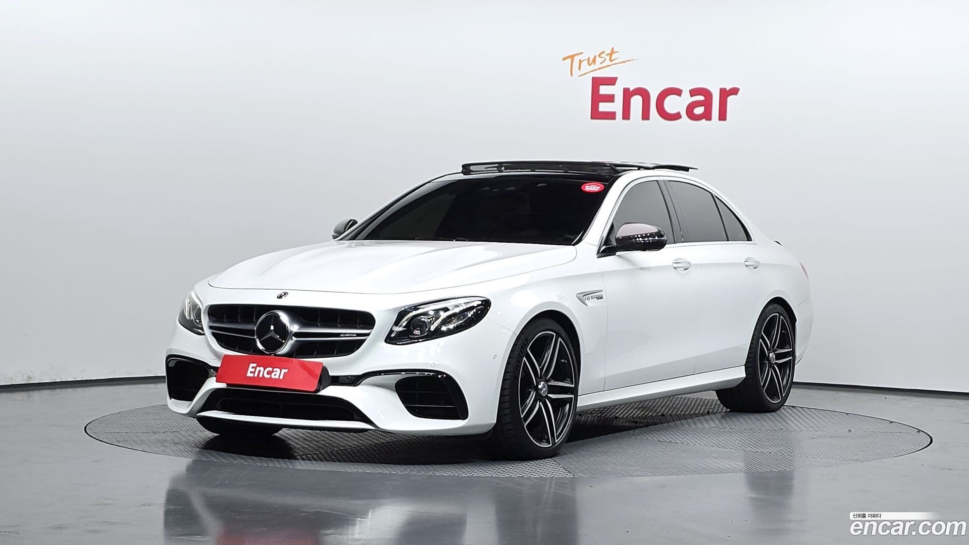 Main__Slider__Photo:E-Class Mercedes-Benz 2018.11-0