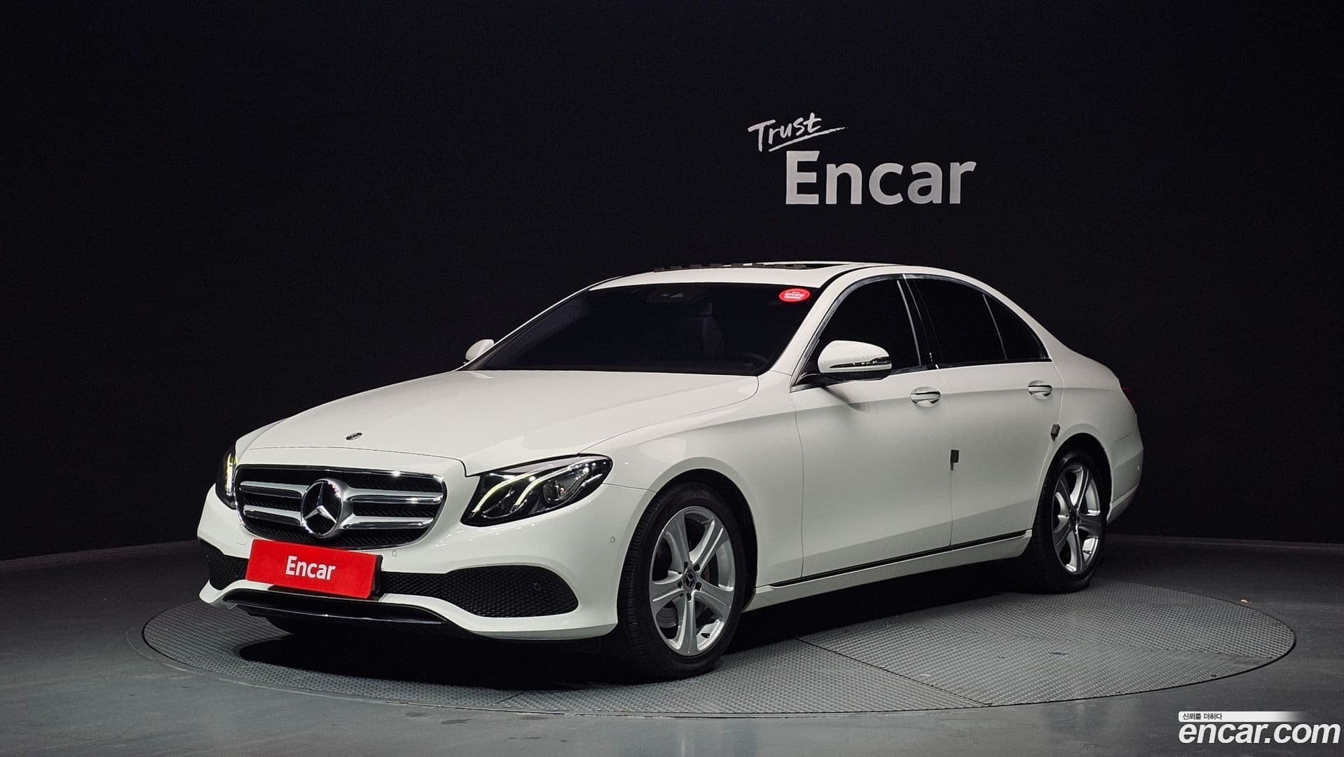 Main__Slider__Photo:E-Class Mercedes-Benz 2018.2-0