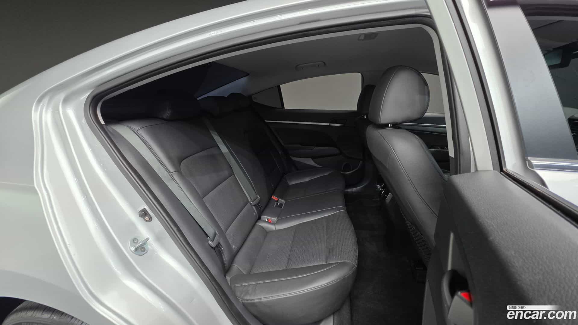 AVANTE Hyundai 2016.2-OPTION-023