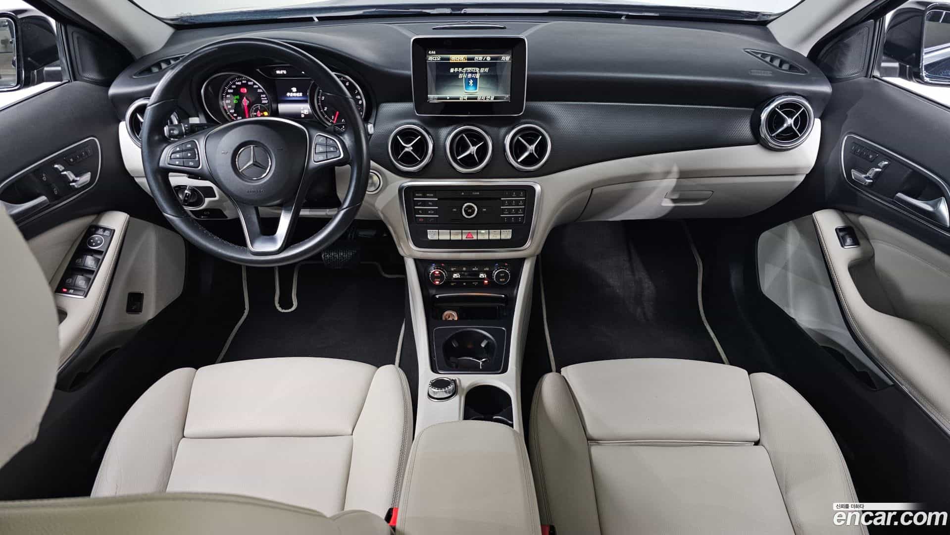 GLA-Class Mercedes-Benz 2018.1-INNER-007