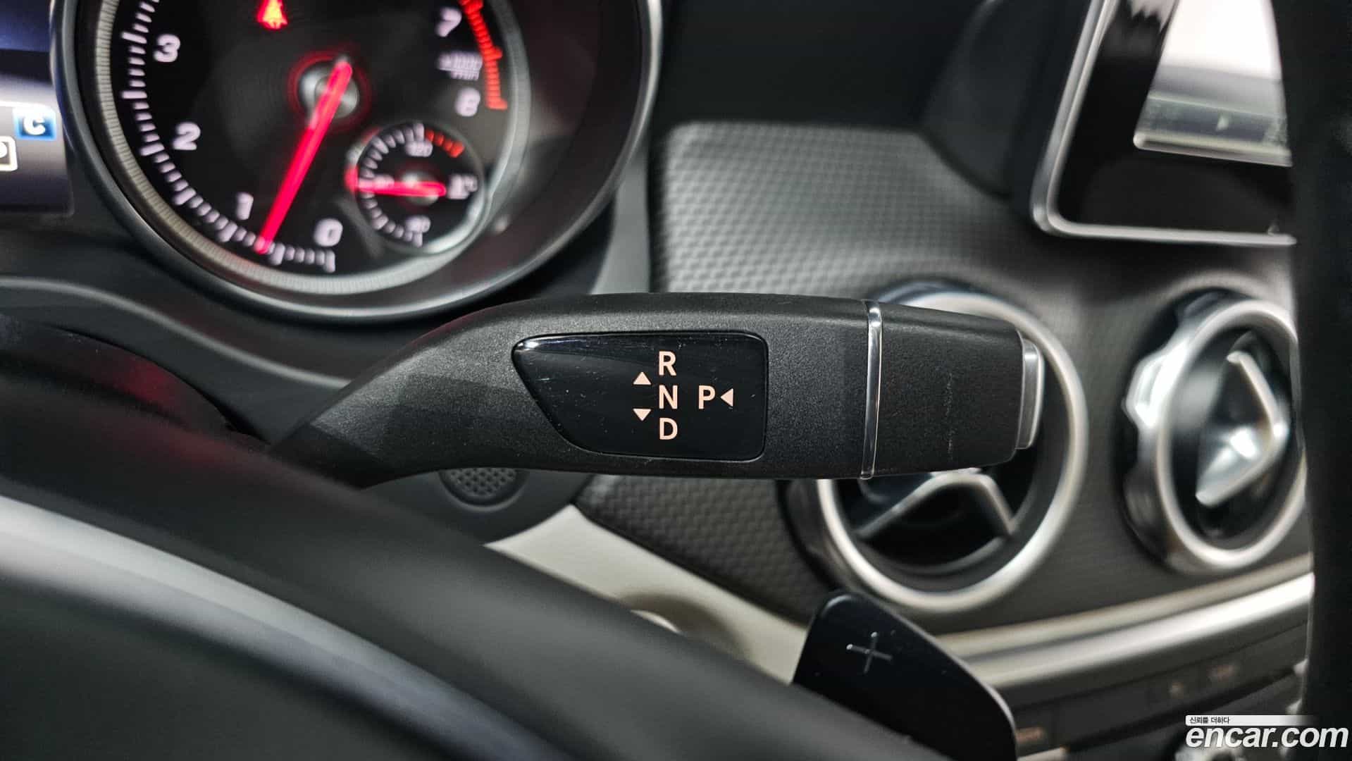 GLA-Class Mercedes-Benz 2018.1-INNER-009