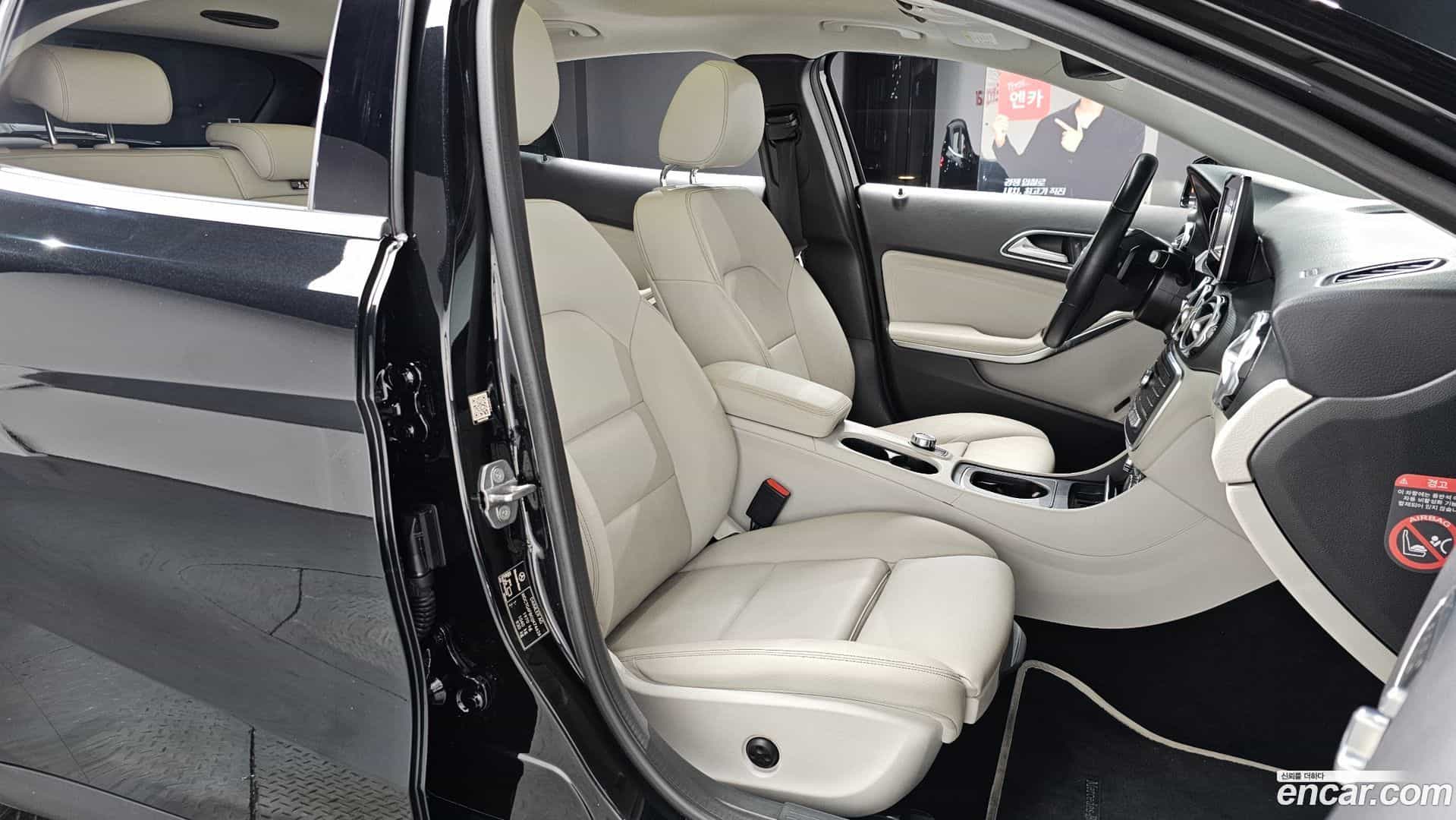 GLA-Class Mercedes-Benz 2018.1-INNER-010