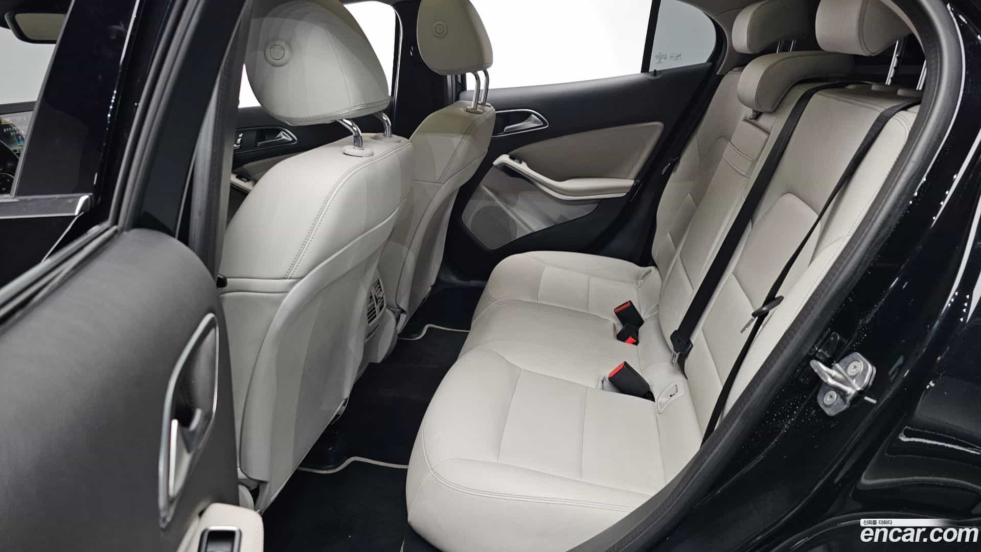 GLA-Class Mercedes-Benz 2018.1-OPTION-016