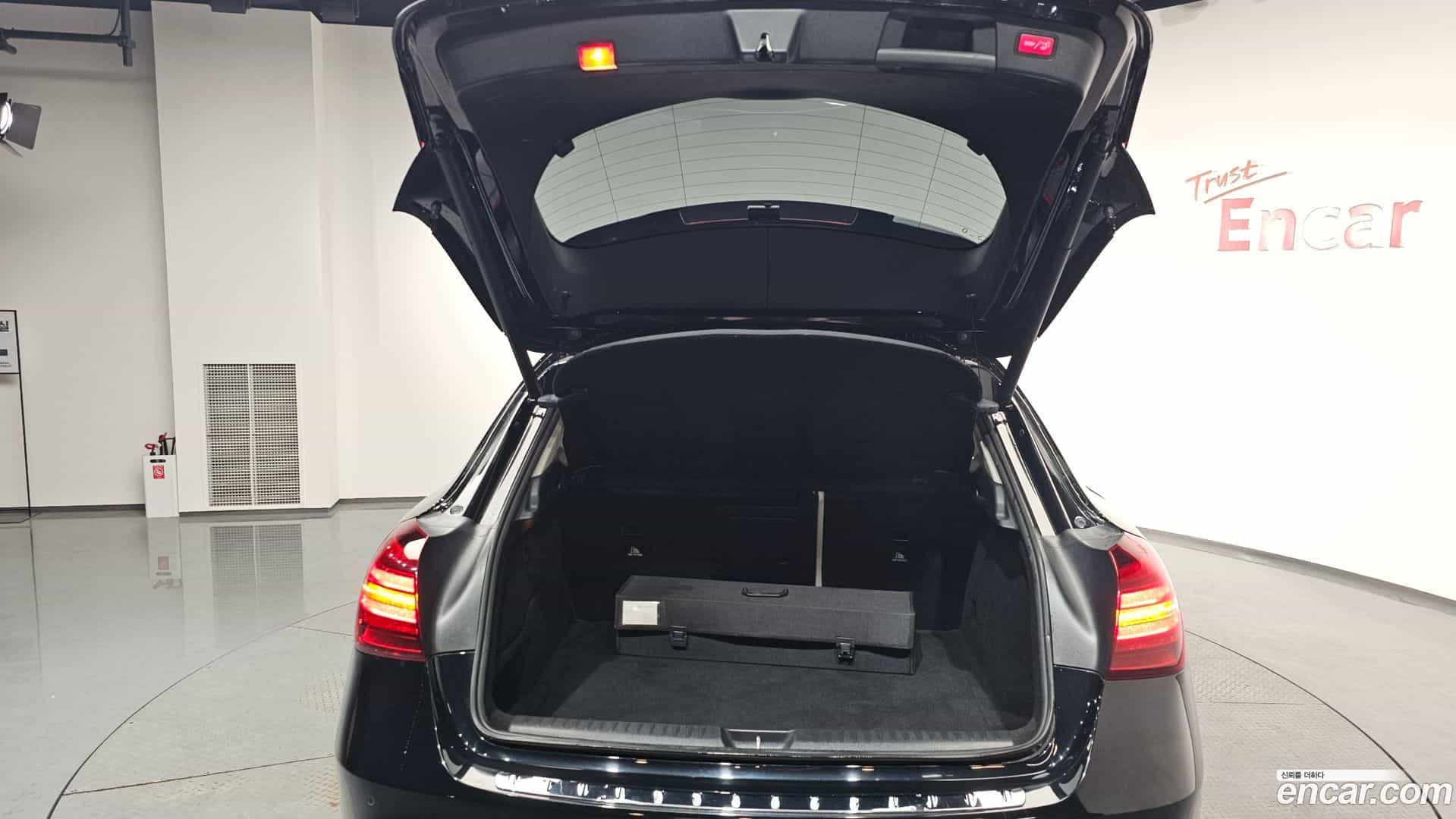 GLA-Class Mercedes-Benz 2018.1-OPTION-024