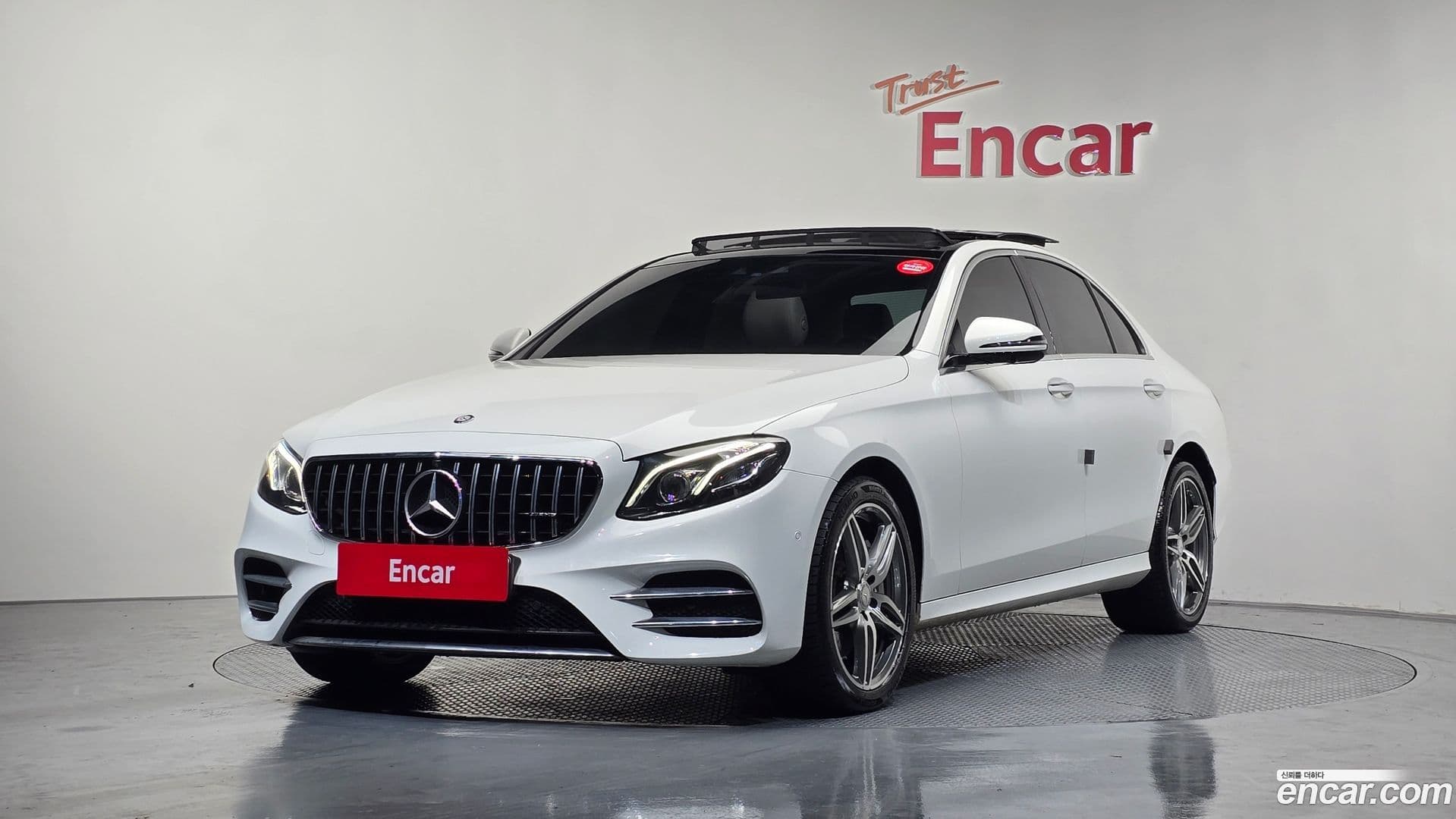 Main__Slider__Photo:E-Class Mercedes-Benz 2017.4-0