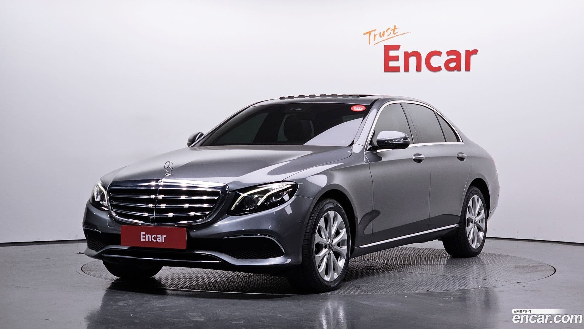 Main__Slider__Photo:E-Class Mercedes-Benz 2017.8-0