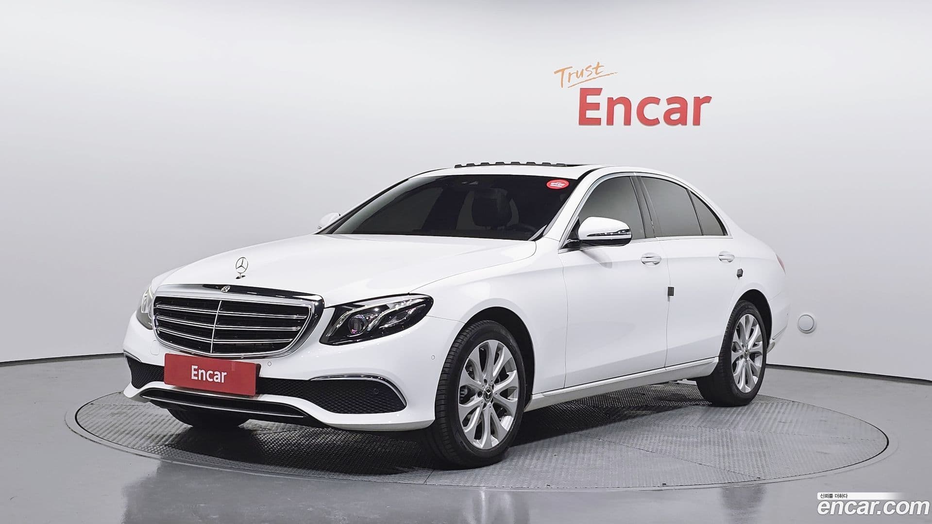 Main__Slider__Photo:E-Class Mercedes-Benz 2019.10-0