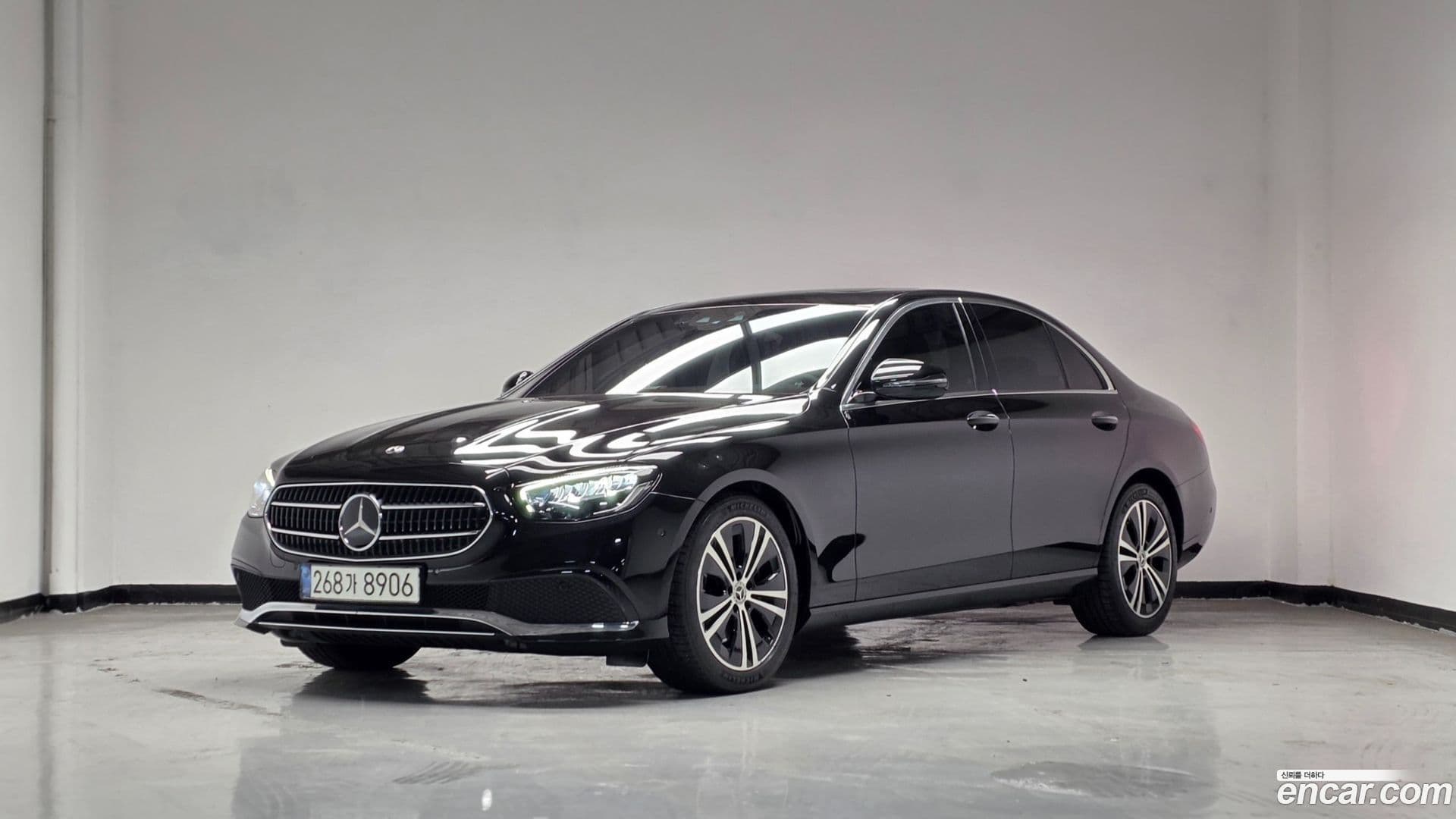 Main__Slider__Photo:E-Class Mercedes-Benz 2021.0-0