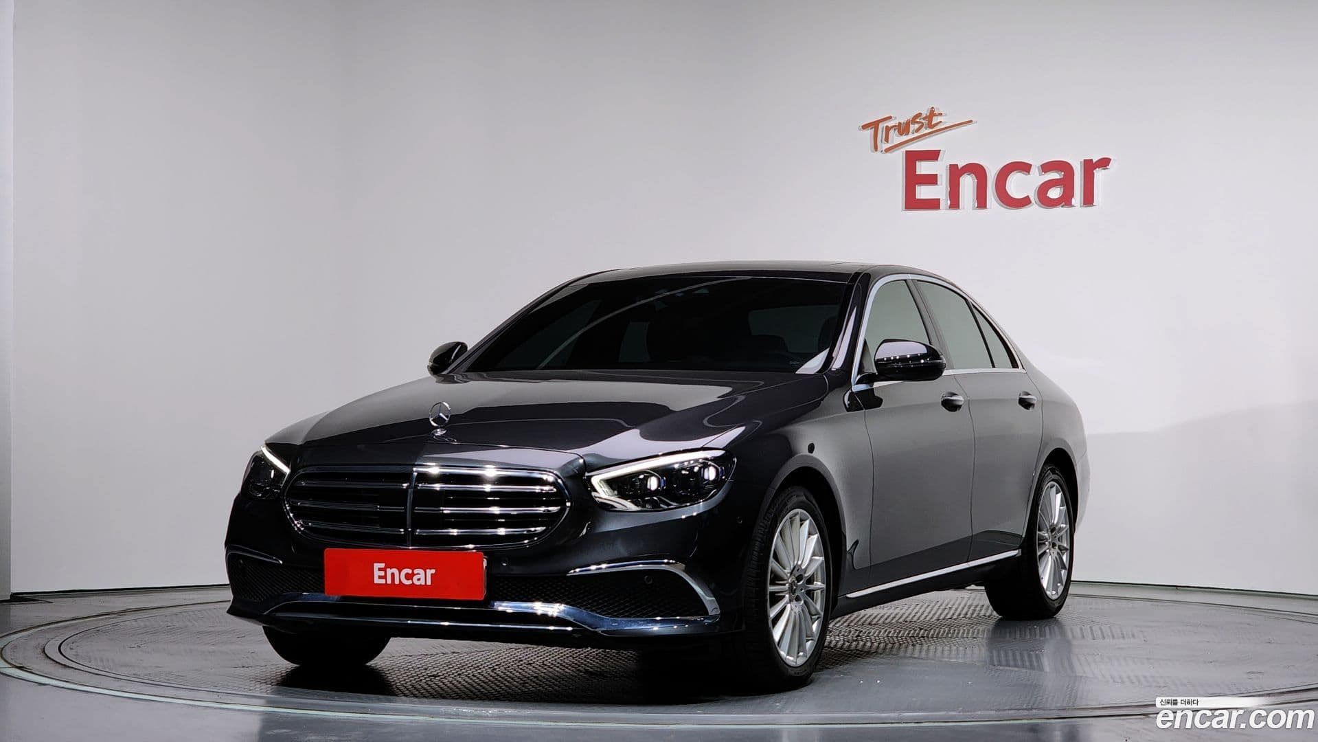Main__Slider__Photo:E-Class Mercedes-Benz 2020.11-0