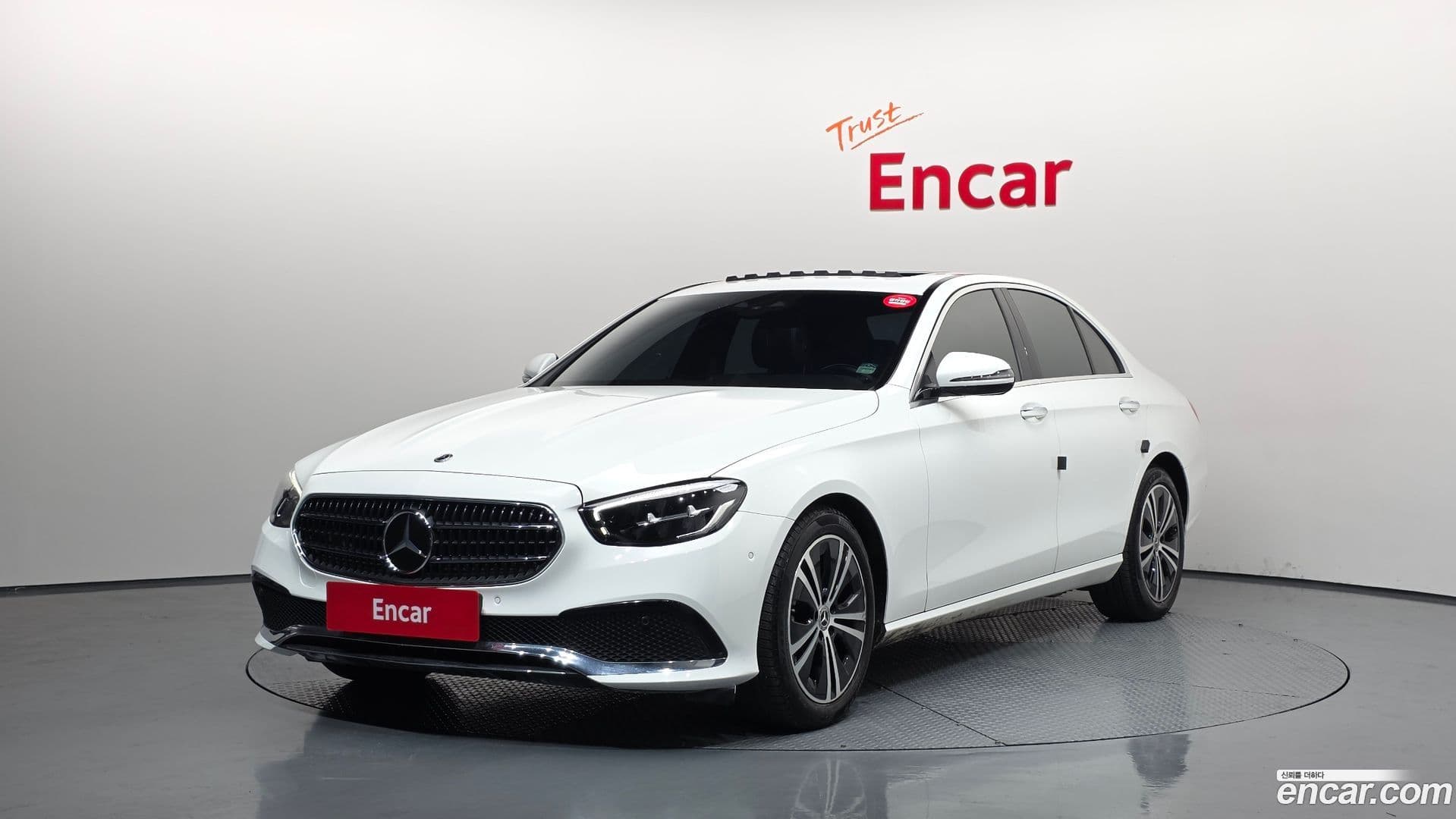 Main__Slider__Photo:E-Class Mercedes-Benz 2020.11-0