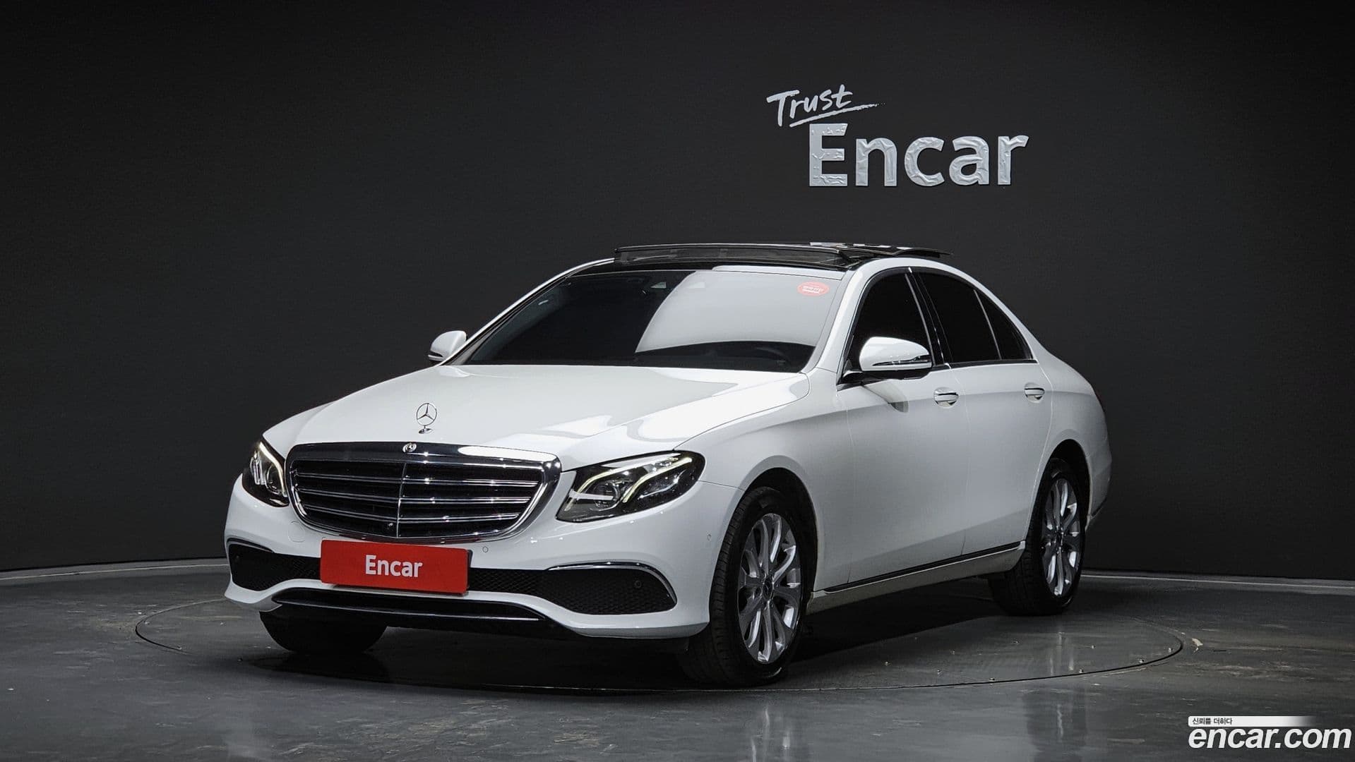 Main__Slider__Photo:E-Class Mercedes-Benz 2019.6-0