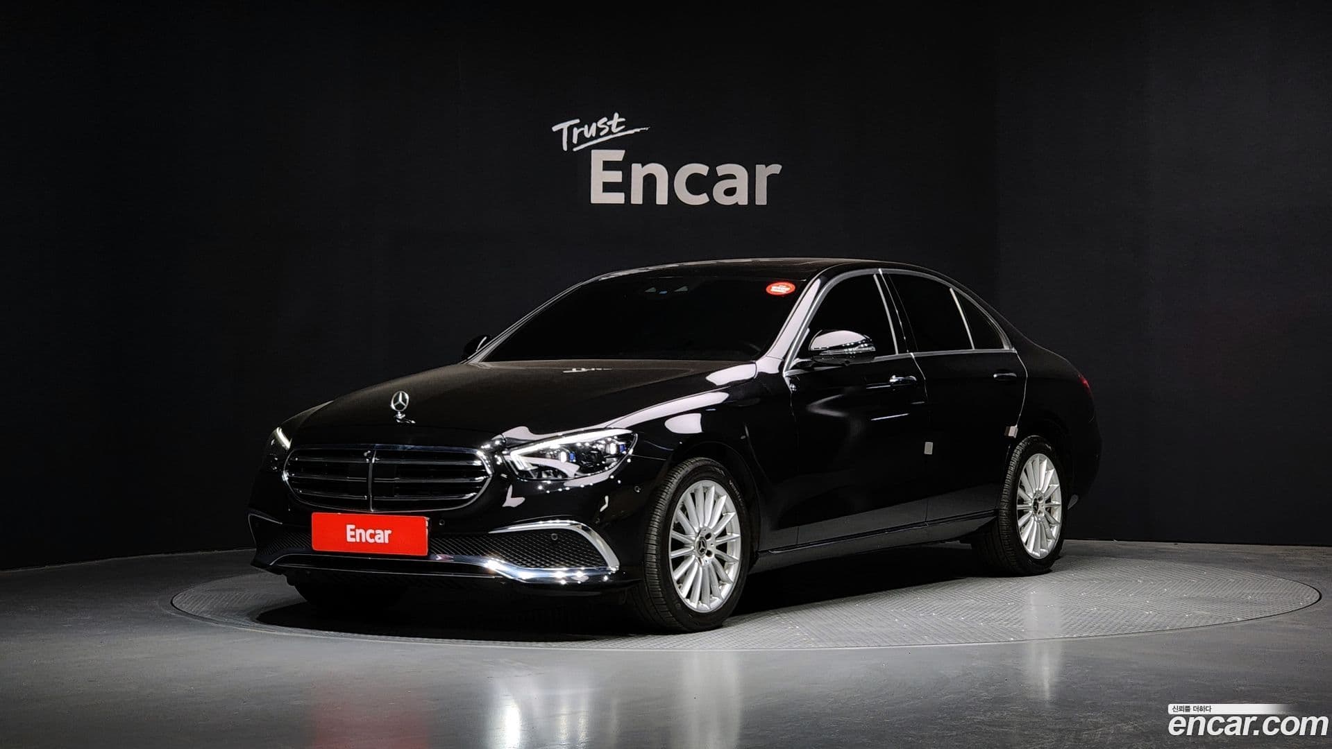 Main__Slider__Photo:E-Class Mercedes-Benz 2023.8-0