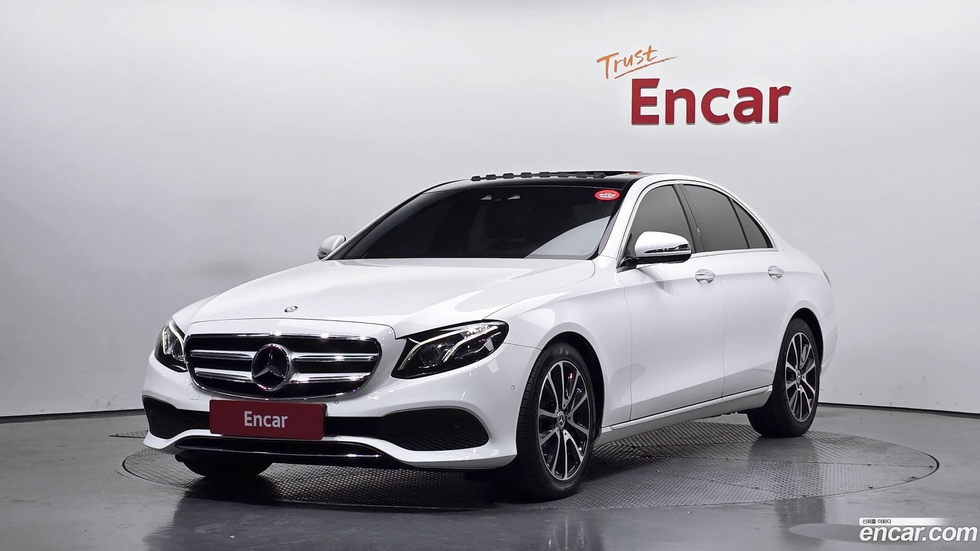 Main__Slider__Photo:E-Class Mercedes-Benz 2016.10-0