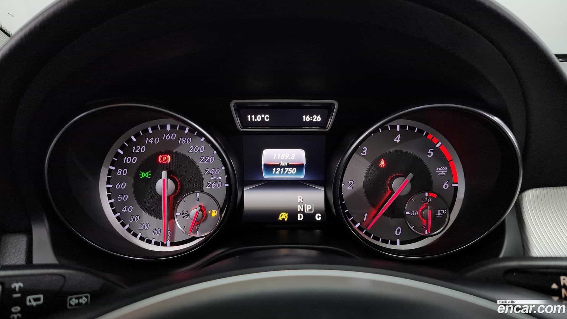 GLA-Class Mercedes-Benz 2016.2-INNER-008