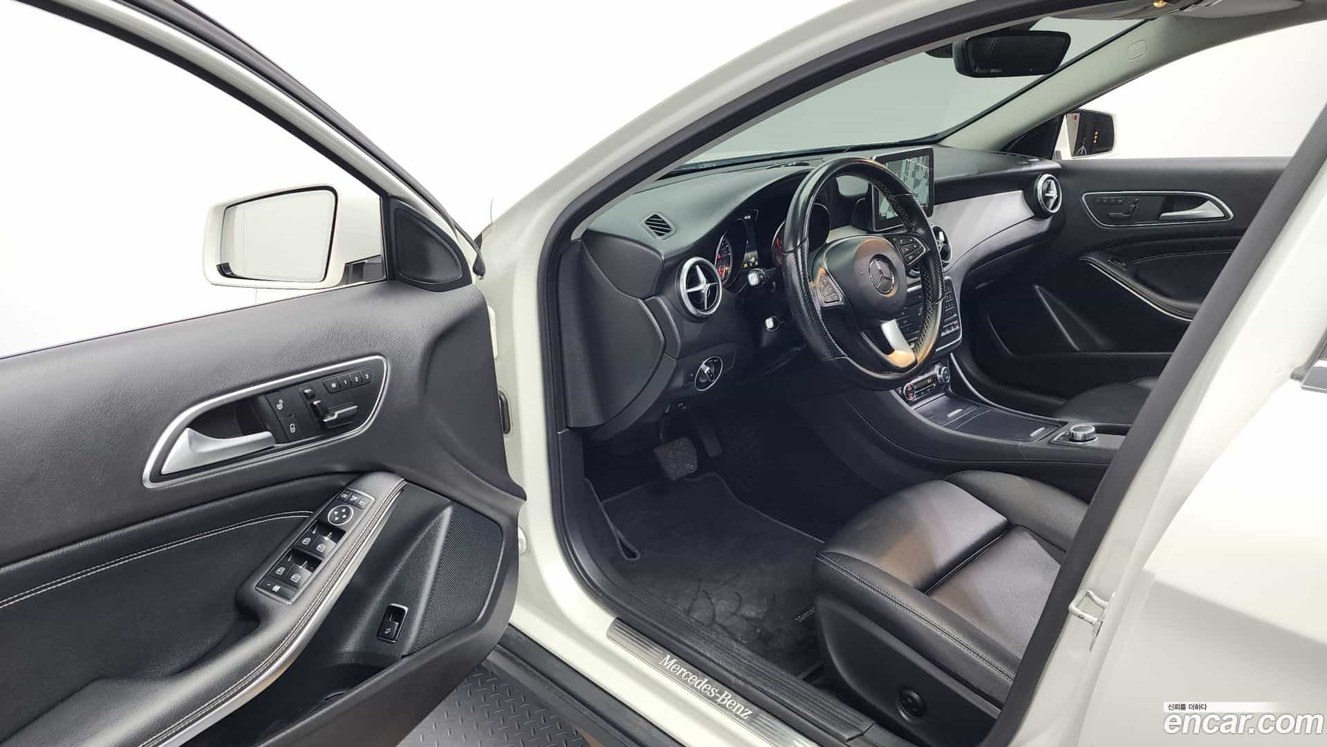 GLA-Class Mercedes-Benz 2016.2-INNER-010