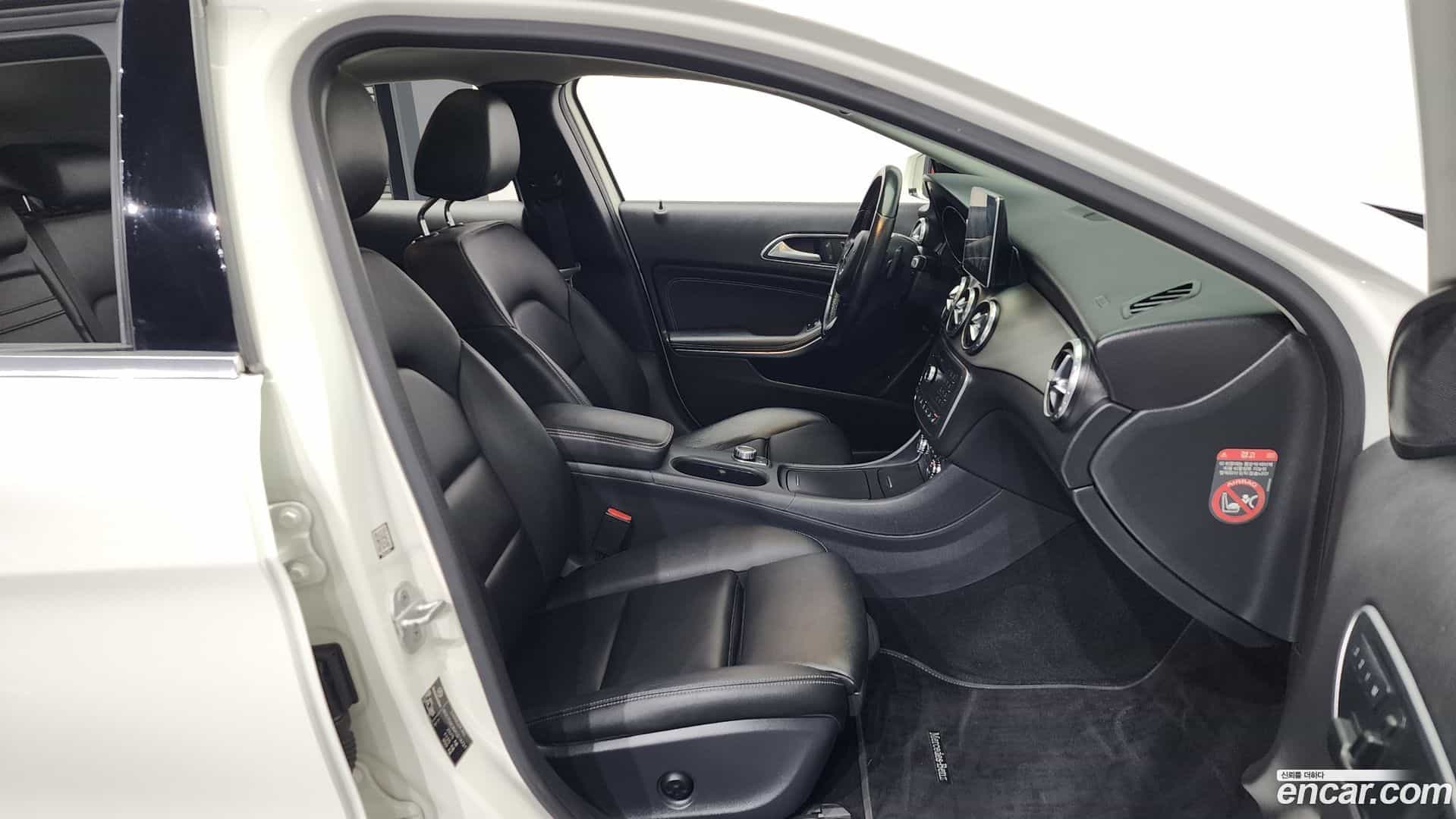 GLA-Class Mercedes-Benz 2016.2-OPTION-015