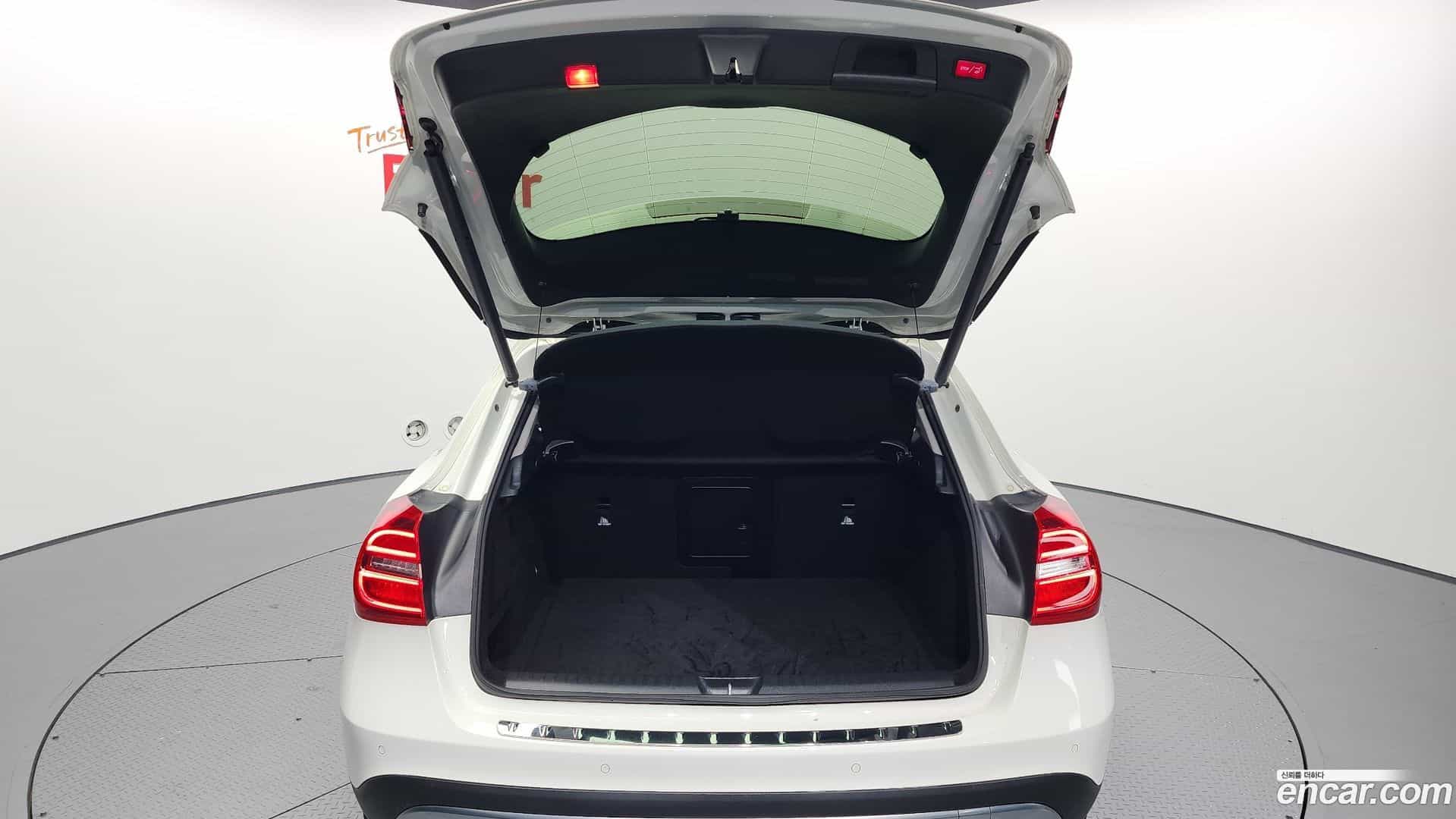 GLA-Class Mercedes-Benz 2016.2-OPTION-024