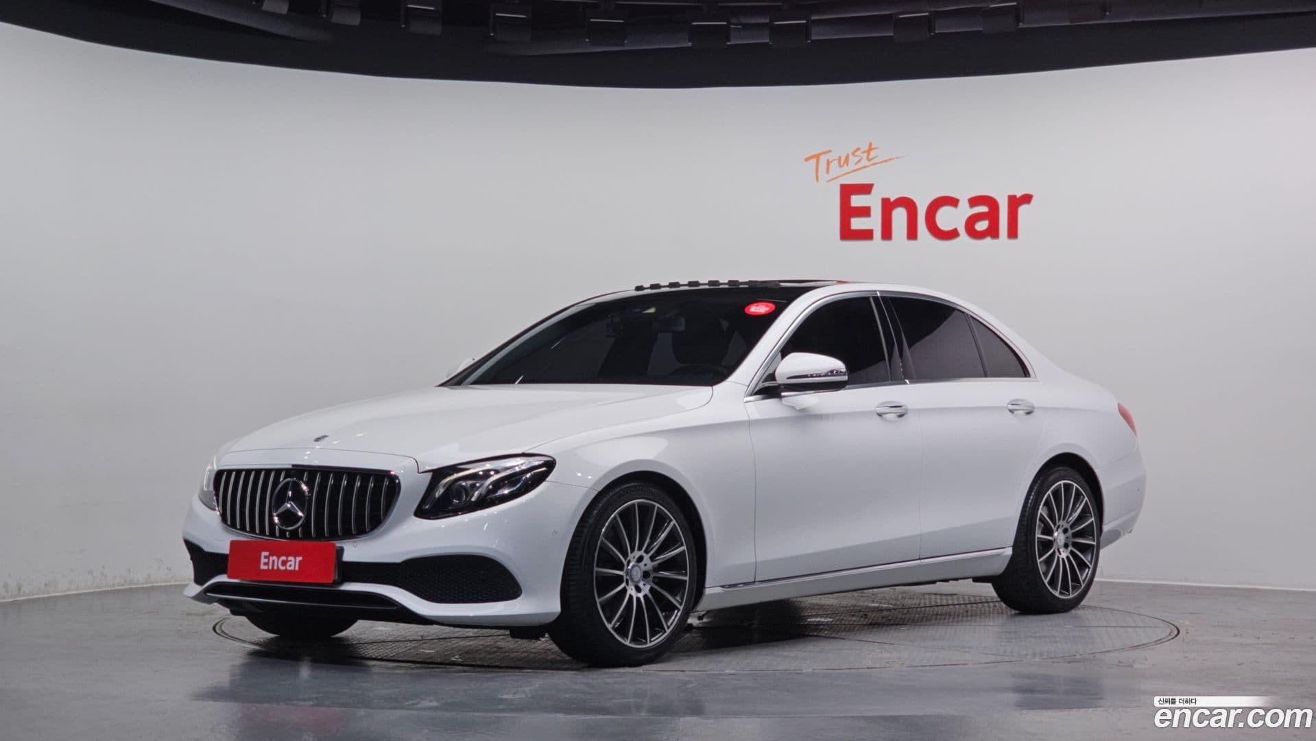 Main__Slider__Photo:E-Class Mercedes-Benz 2016.7-0
