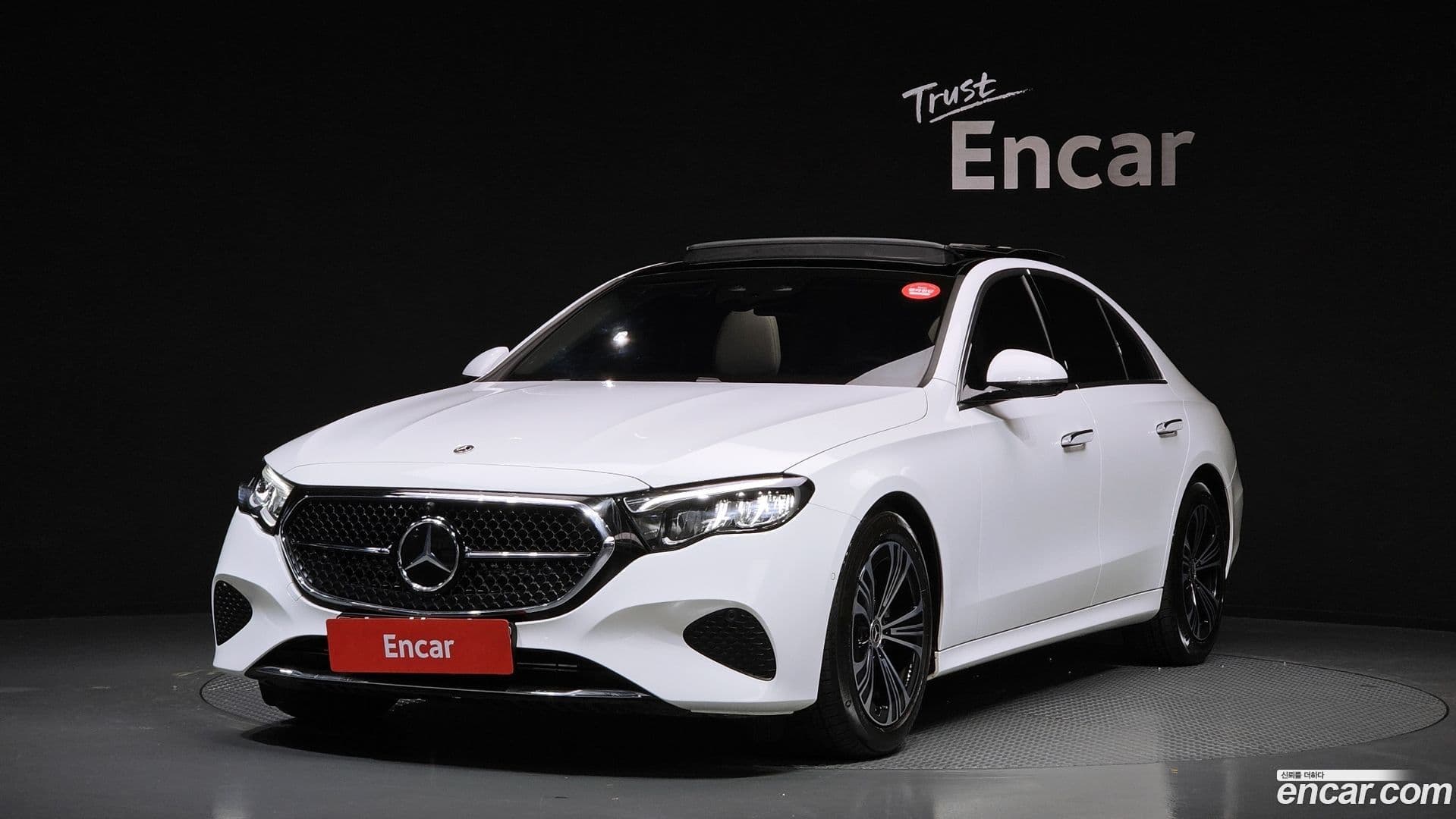 Main__Slider__Photo:E-Class Mercedes-Benz 2025.8-0