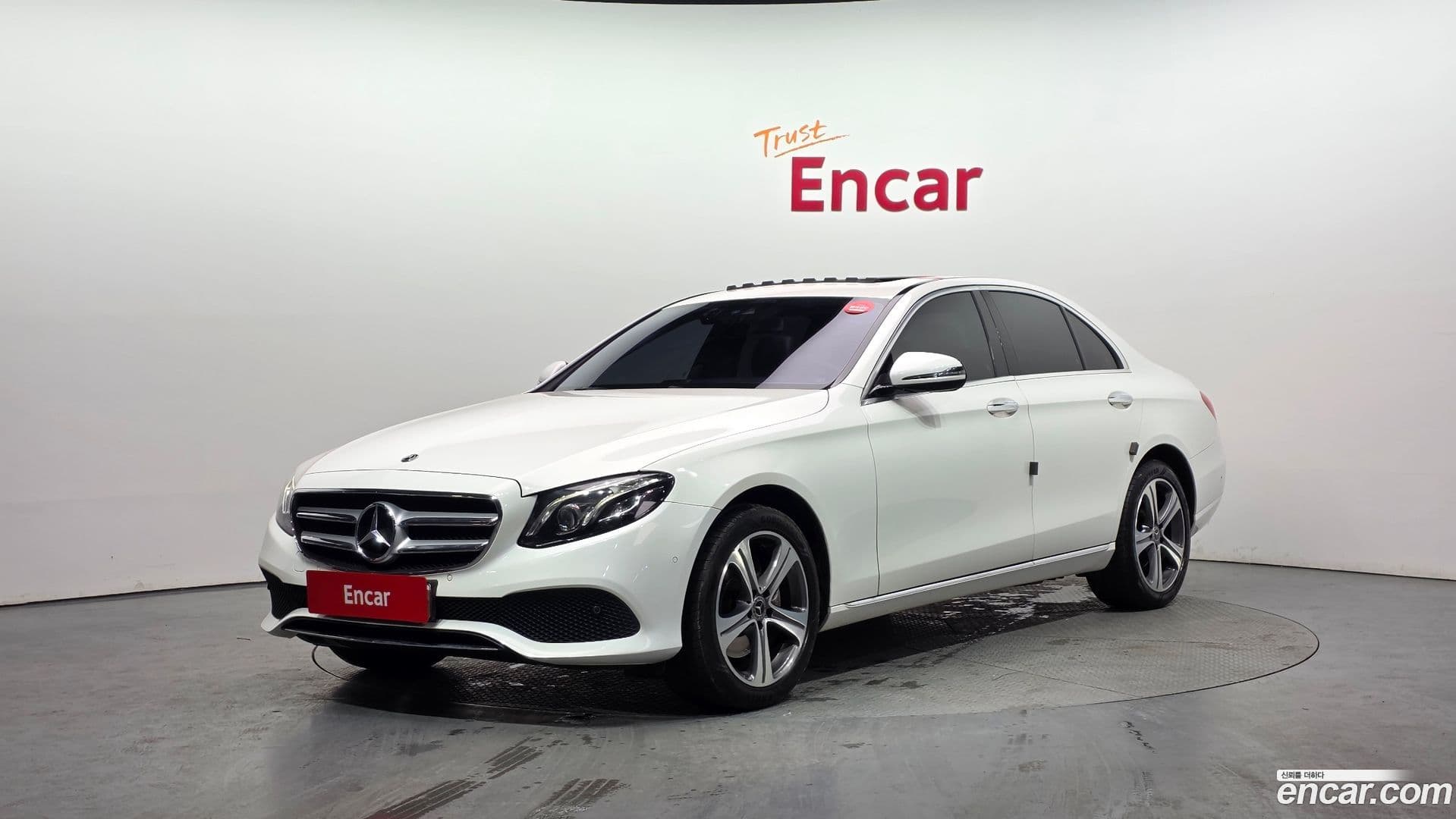 Main__Slider__Photo:E-Class Mercedes-Benz 2019.4-0