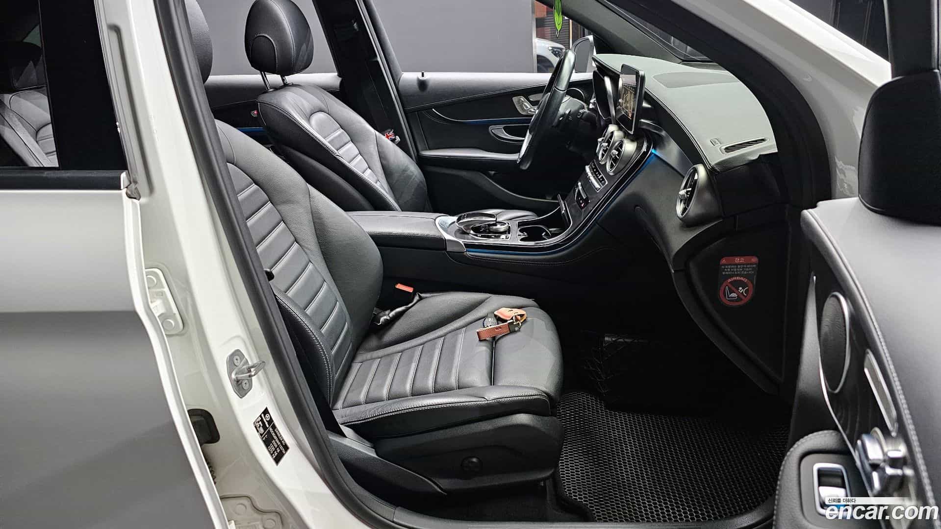 GLC-Class Mercedes-Benz 2016.8-INNER-010