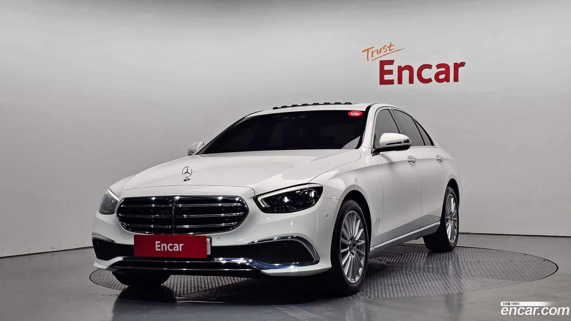 Main__Slider__Photo:E-Class Mercedes-Benz 2023.0-0