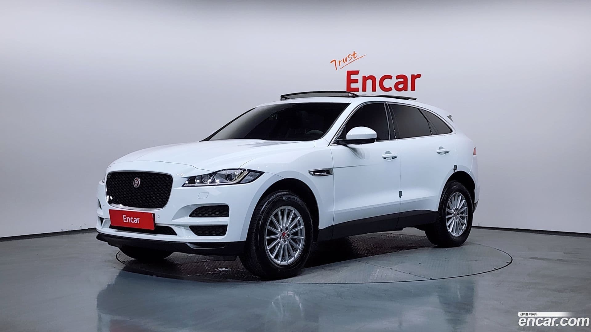 Main__Slider__Photo:F-PACE Jaguar 2017.11-0