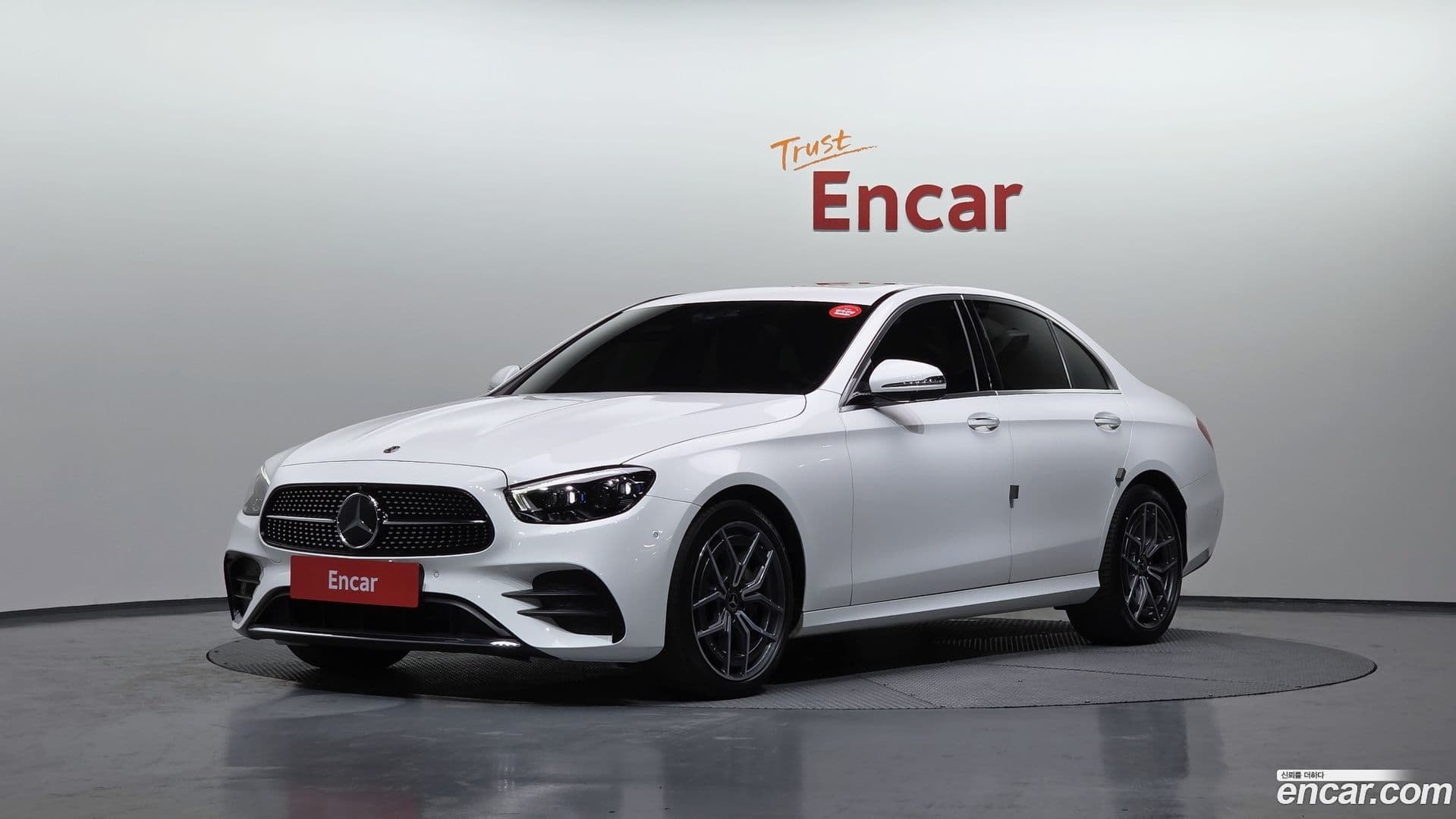 Main__Slider__Photo:E-Class Mercedes-Benz 2021.0-0