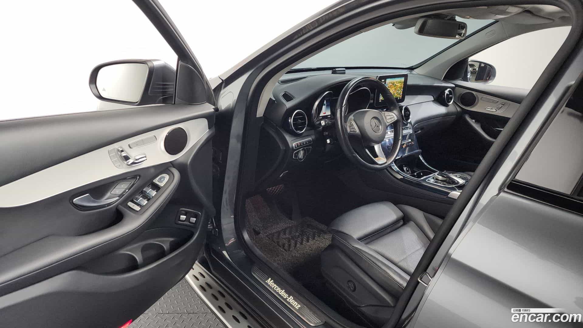 GLC-Class Mercedes-Benz 2018.11-INNER-010