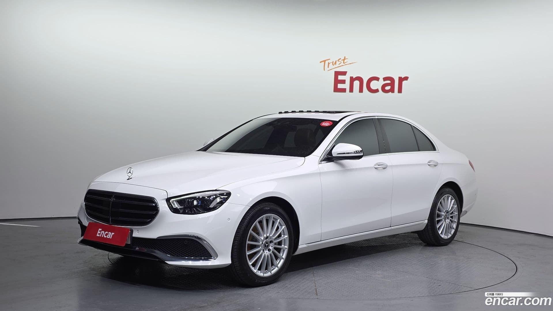 Main__Slider__Photo:E-Class Mercedes-Benz 2021.0-0